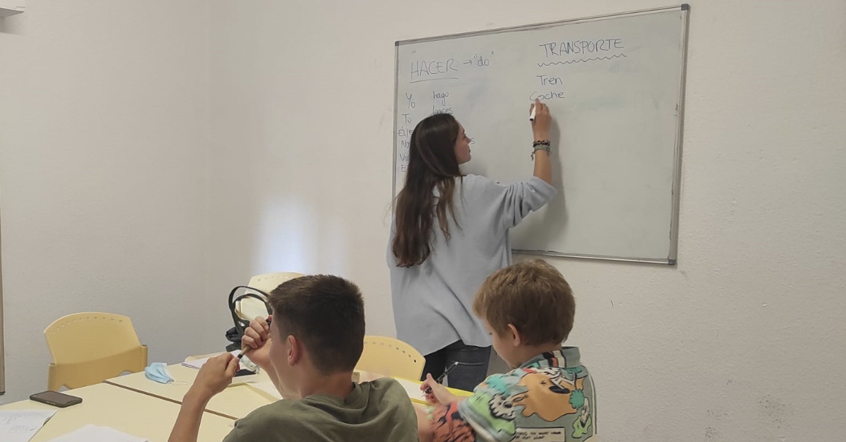 Refugiados ucranianos en clases de espaol.