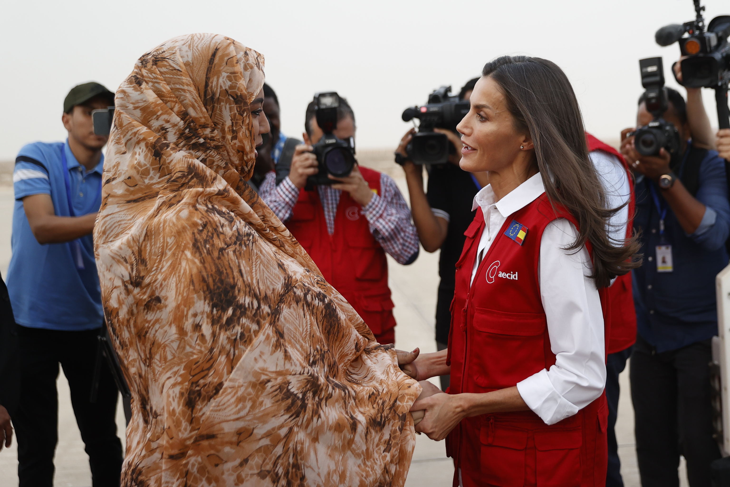 La Reina Letizia conversa con la primera dama de Mauritania, Mariem Fadel Dah, a su llegada a Nuakchot.