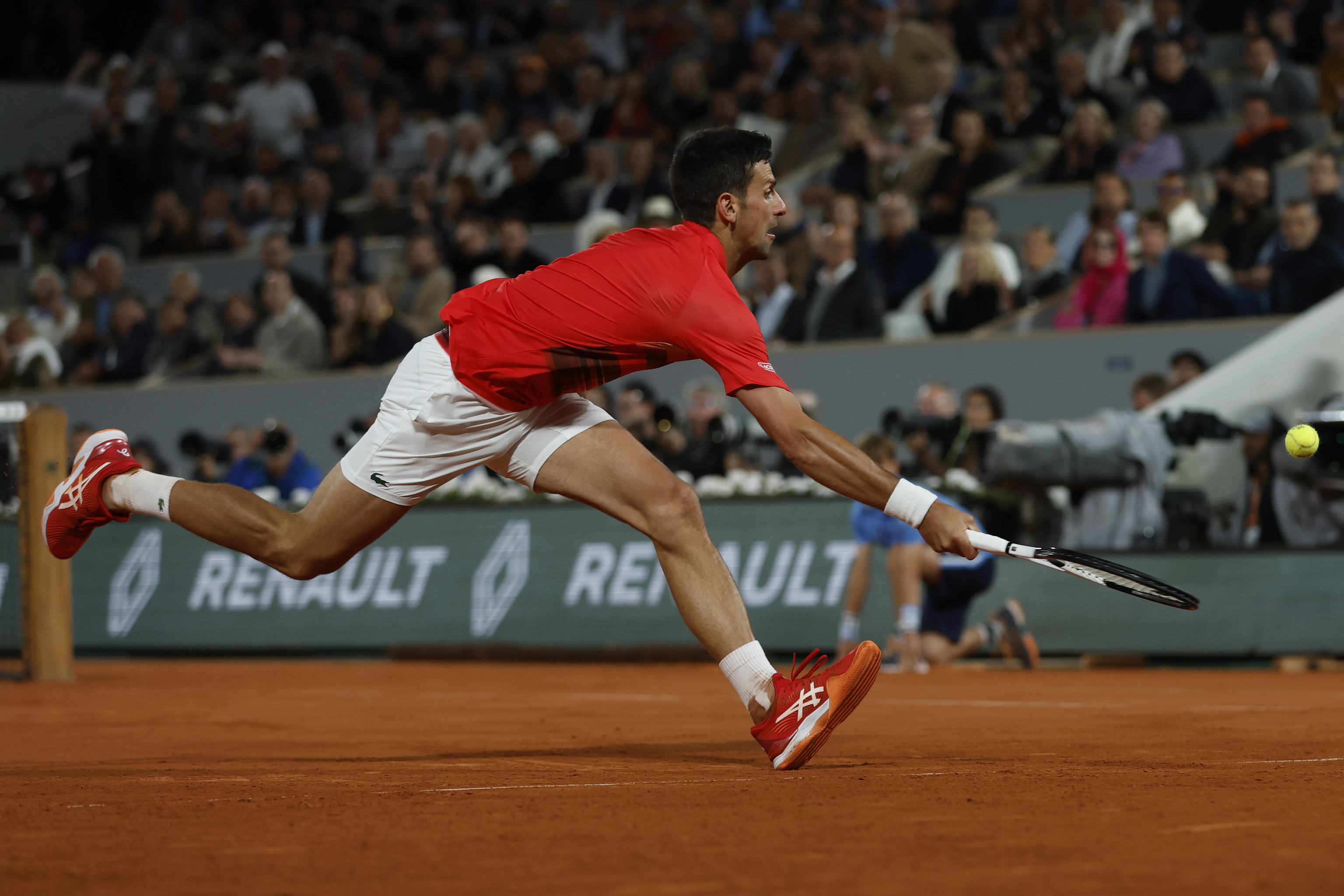 Djokovic's forced return during the match at Philippe Chattier.