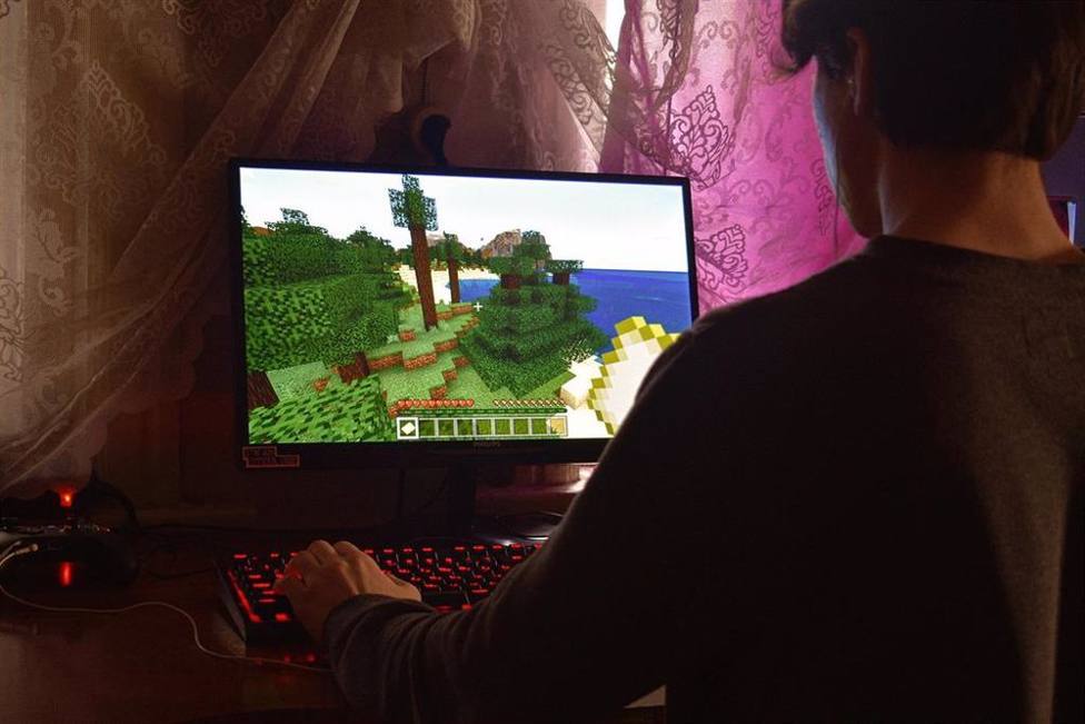 Un usuario jugando a un videojuego.