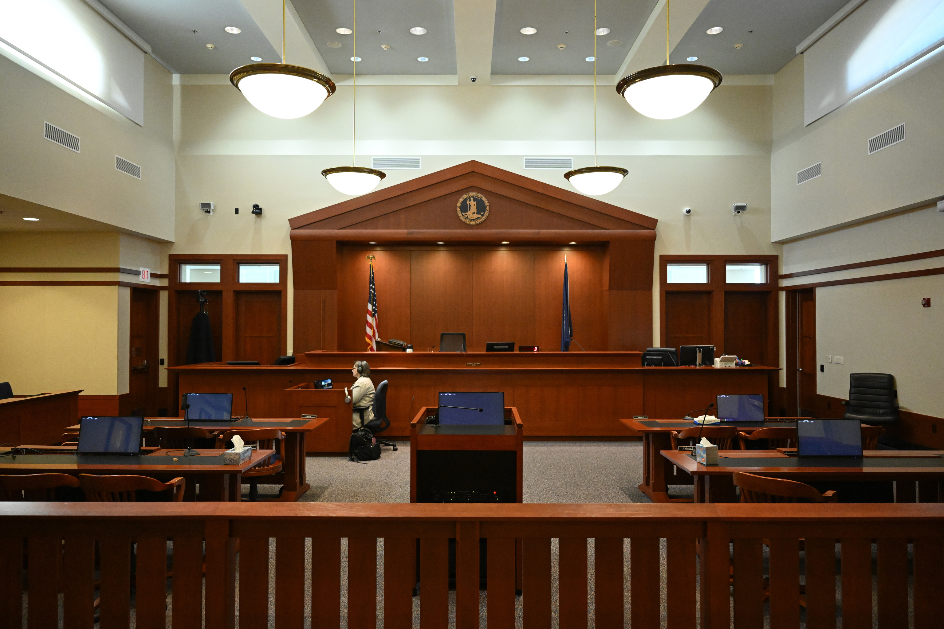 La sala del tribunal vaca mientras las deliberaciones del jurado continan en el Tribunal de Circuito del Condado de Fairfax en Fairfax, Virginia, el martes 31 de mayo de 2022.