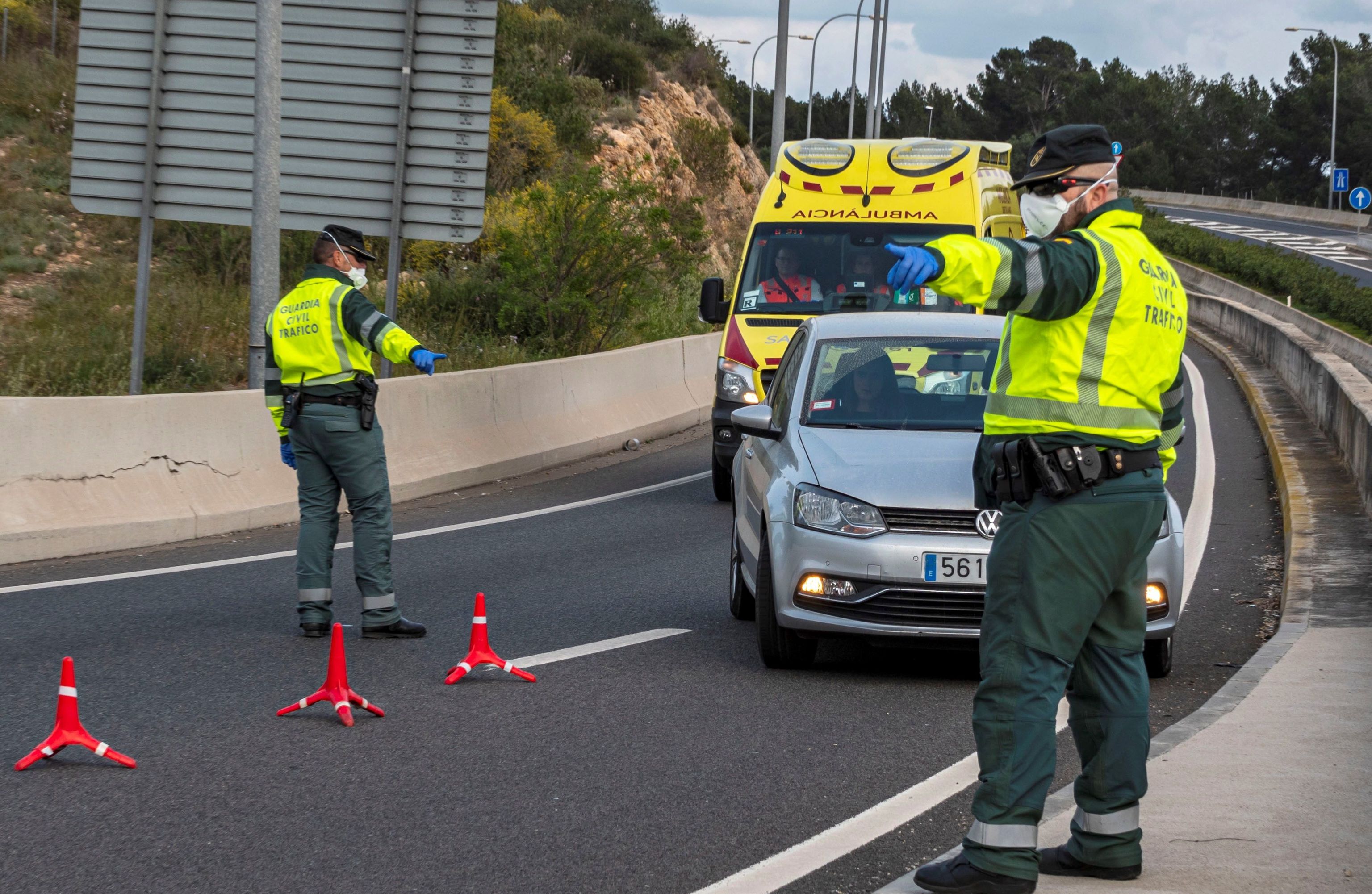 Agentes de la Guardia Civil en una carretera de Mallorca.