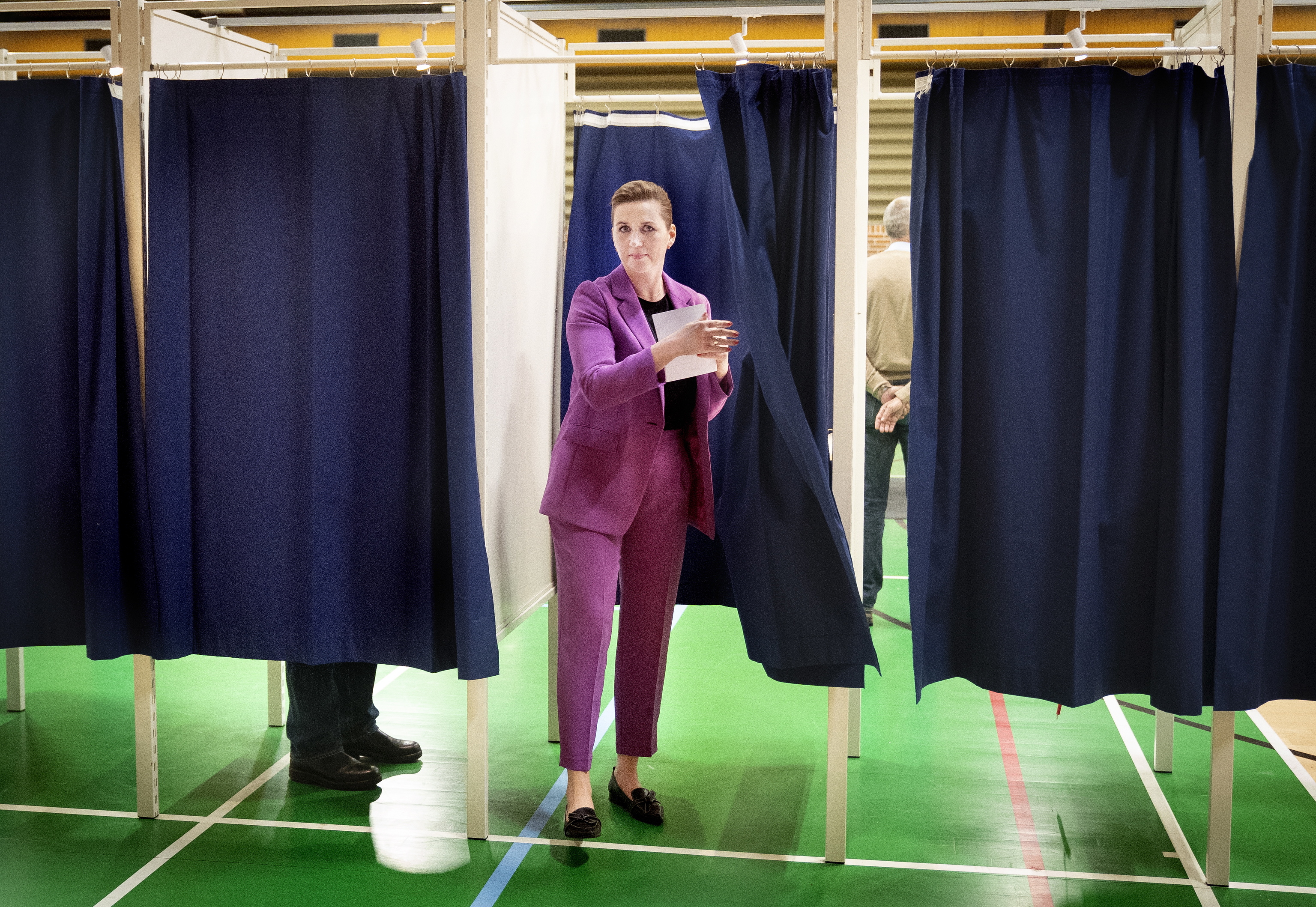 La primera ministra danesa, Mette Frederiksen, vota en el referéndum.