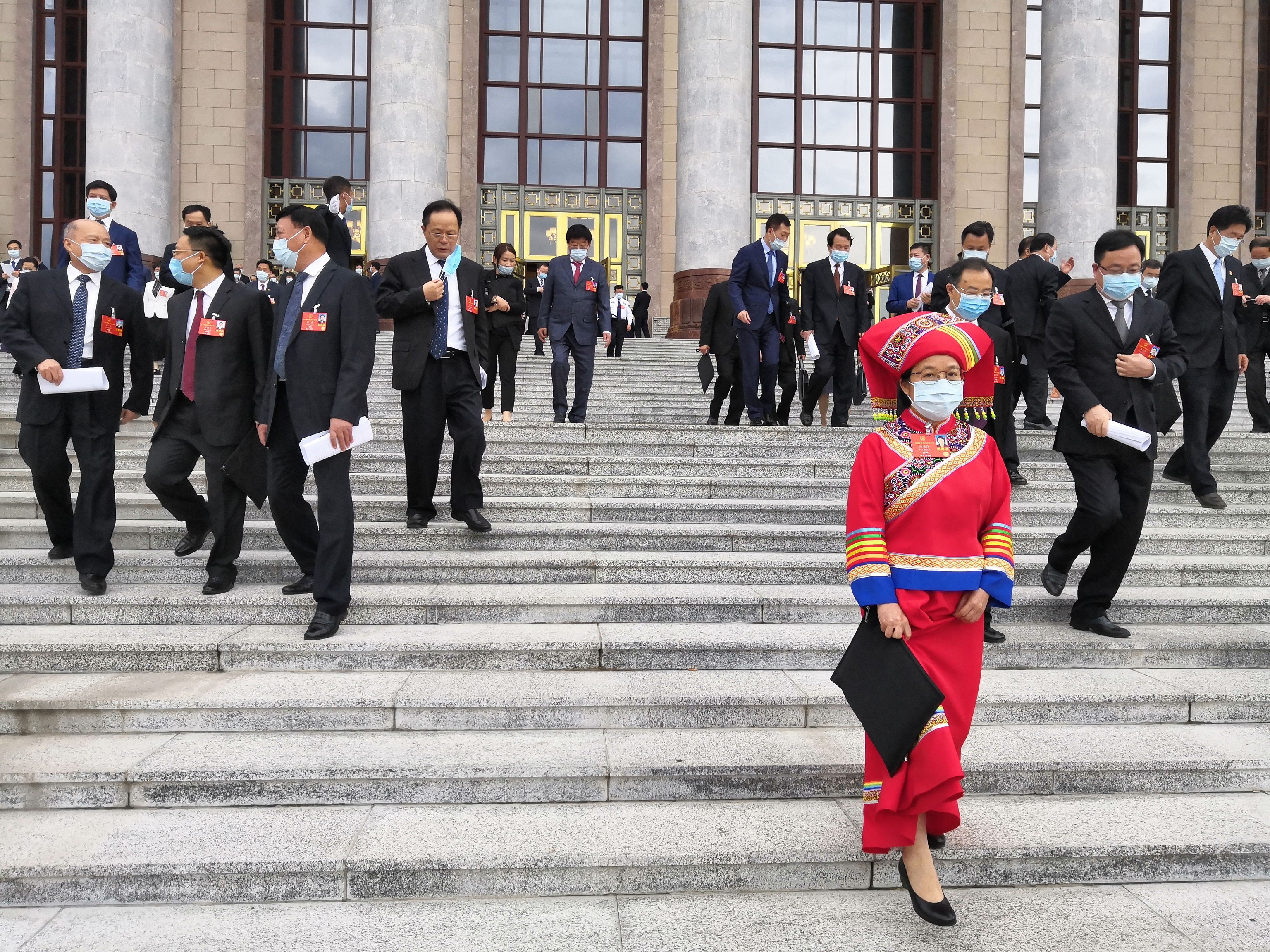 La diputada Liu Lei a la salida del Parlamento chino, rodeada de hombres.