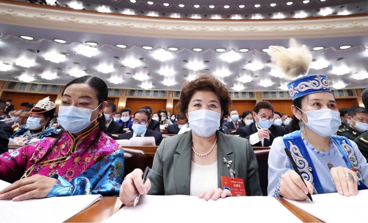 Several women representatives in the Chinese Assembly.