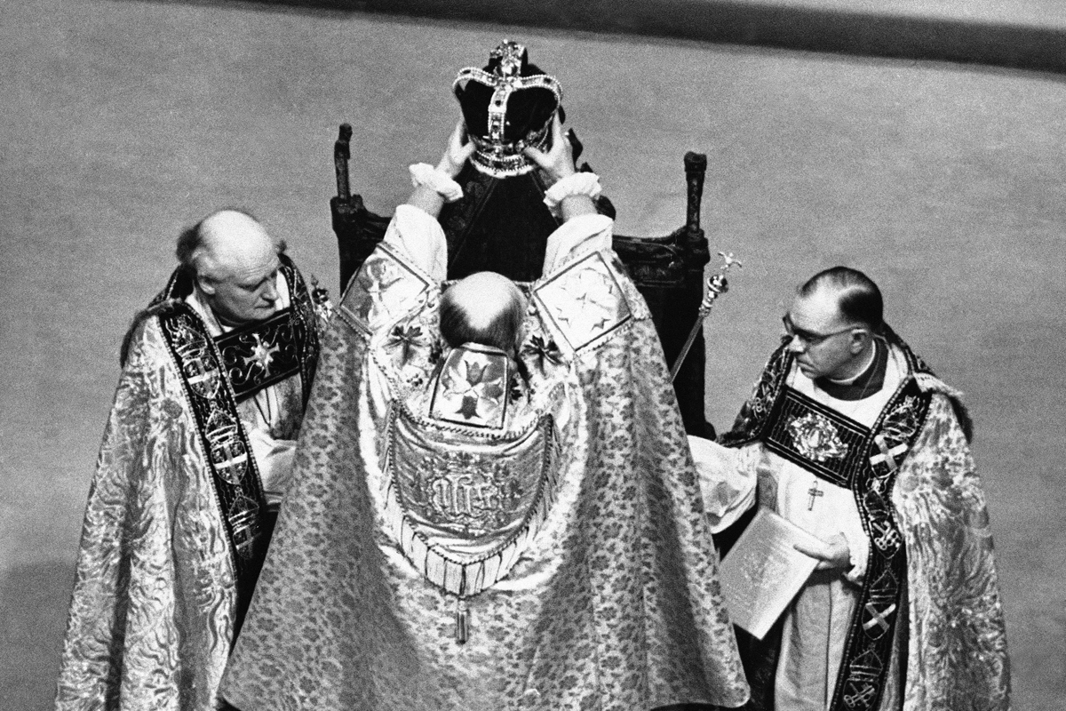 El arzobispo de Canterbury impone la corona ritual a Isabel II el 2 de junio de 1953.