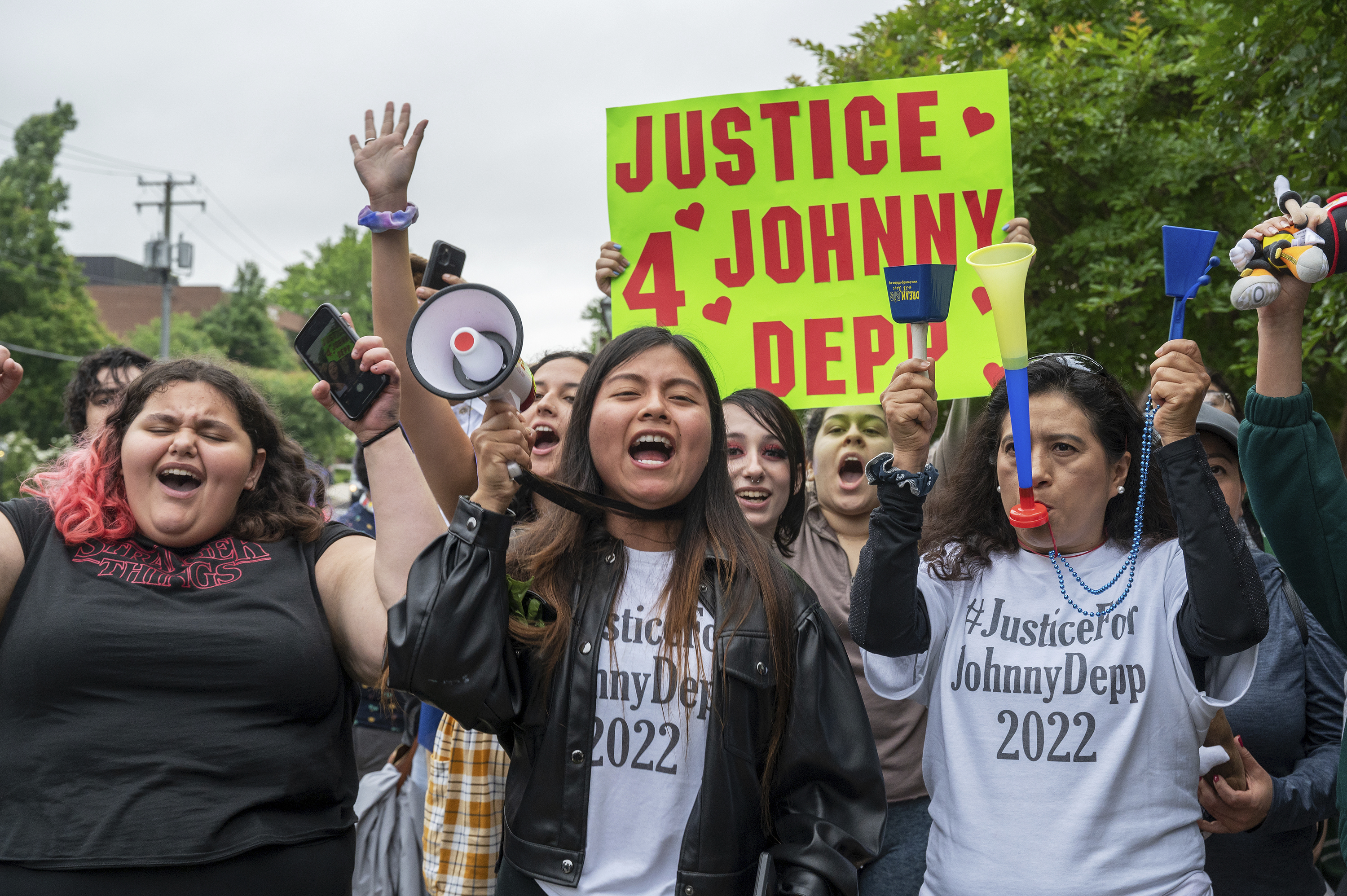 Seguidores de Johnny Depp en el exterior del juzgado.