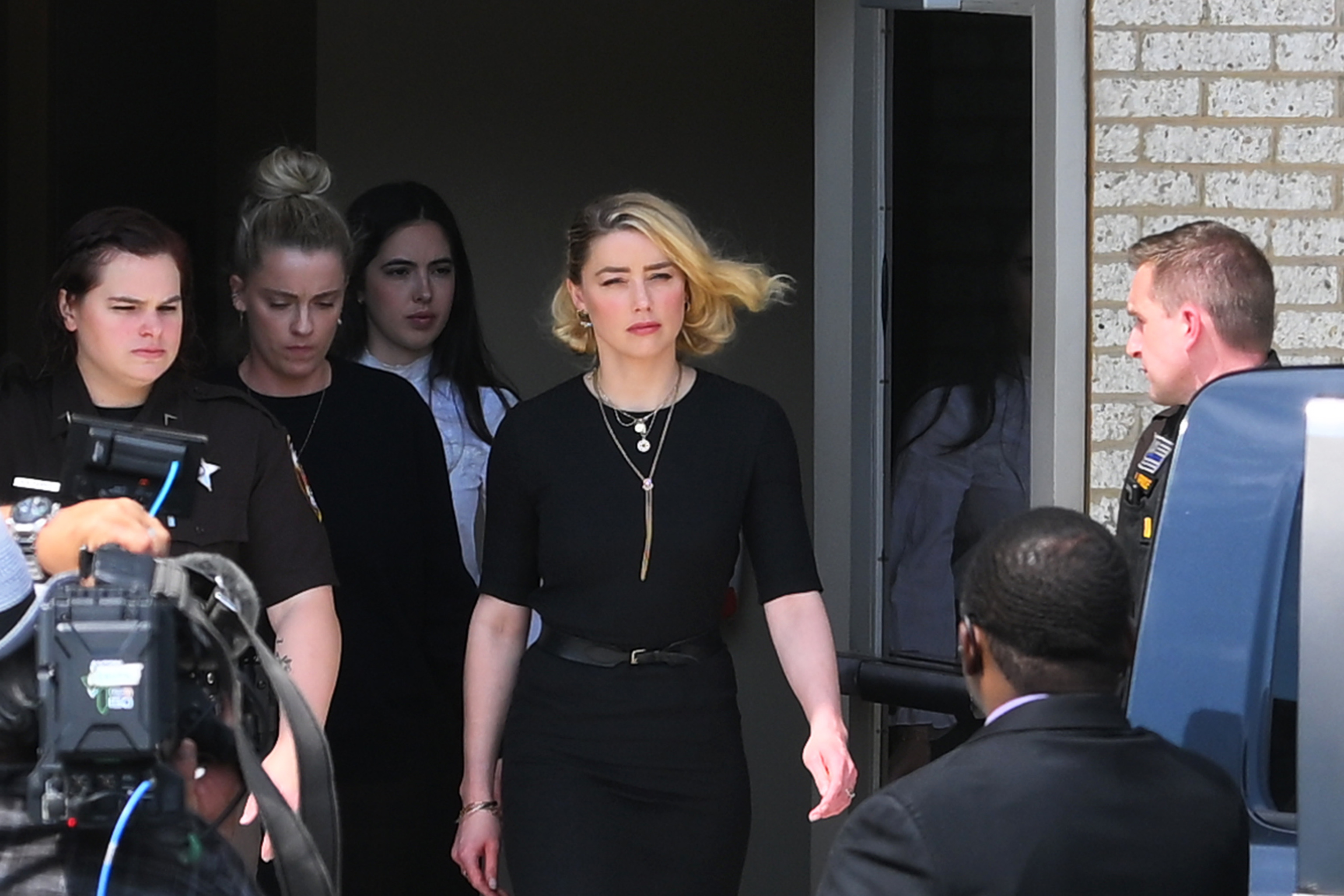 Amber Heard sale del juzgado tras conocer el veredicto.