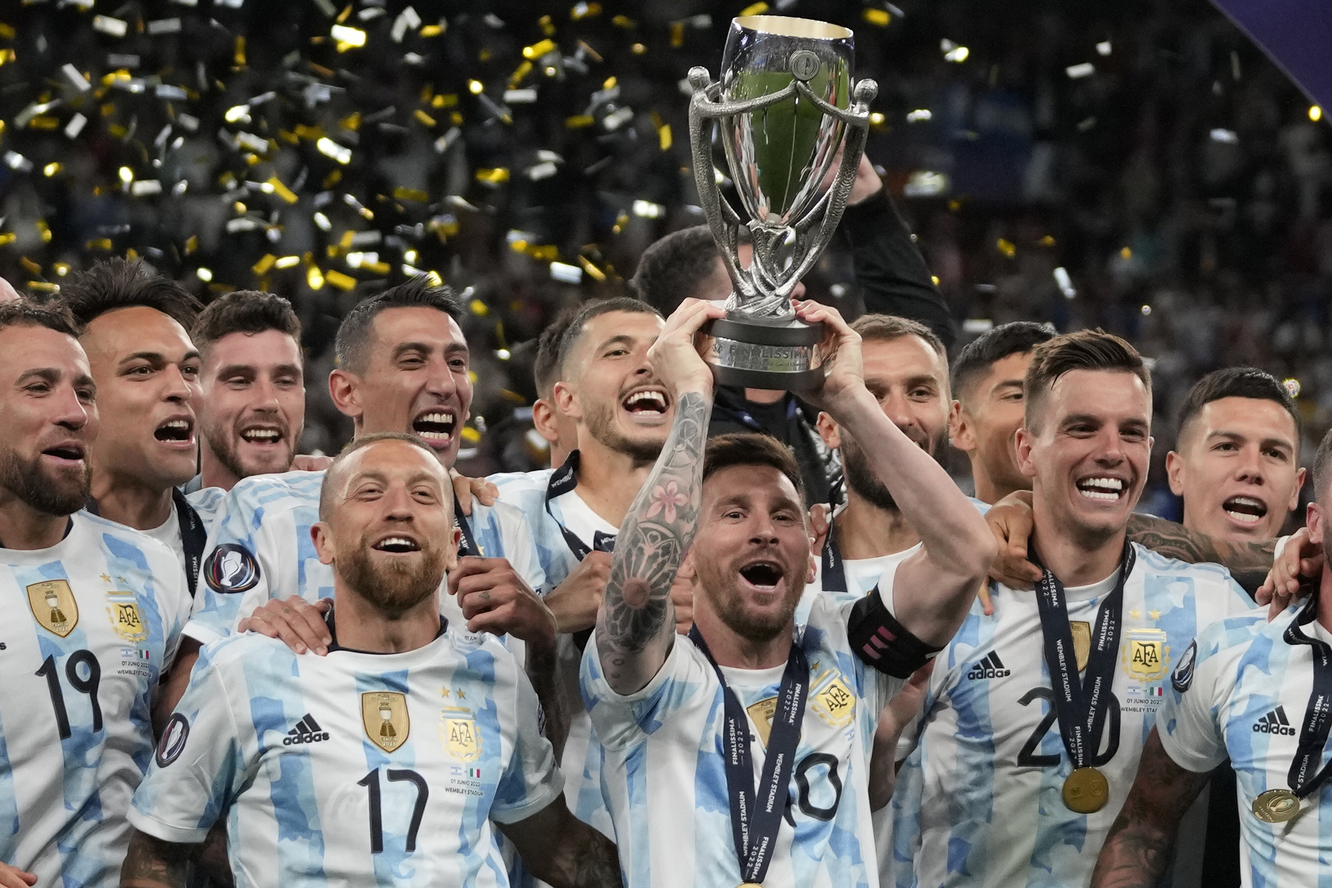 Messi levanta el trofeo de la Finalissima ganada por Argentina ante Italia.