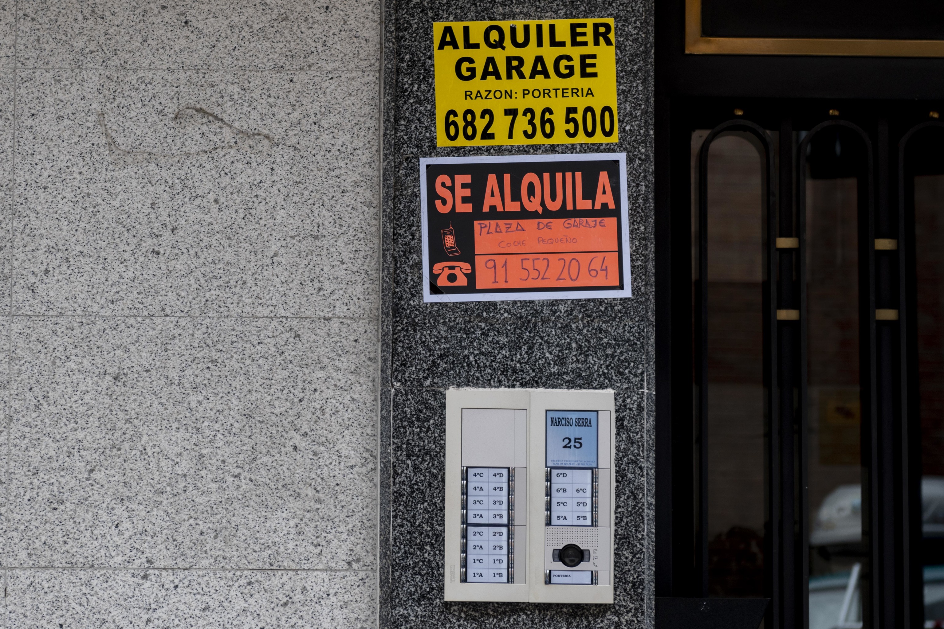 Carteles de 'Se alquila' en un portal de Madrid.