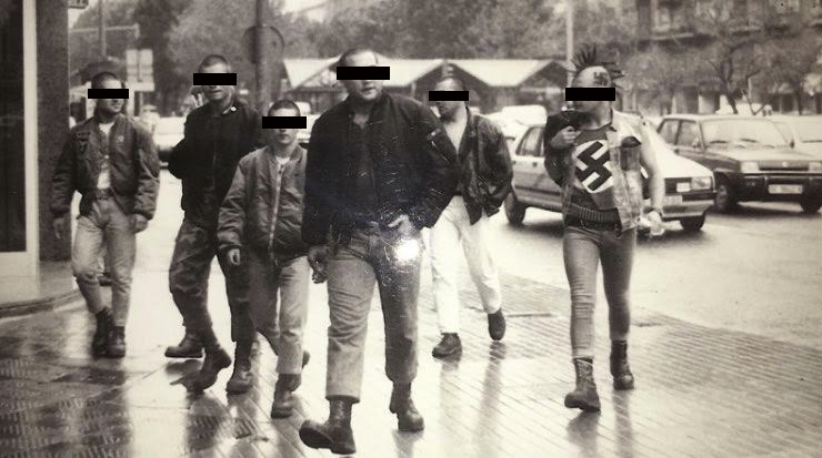 Q., el punkie de Ultras Sur, a la derecha con una camiseta nazi, de marcha con miembros del grupo.