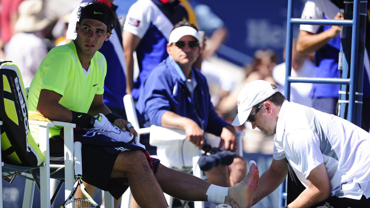 Nadal treated his left leg.