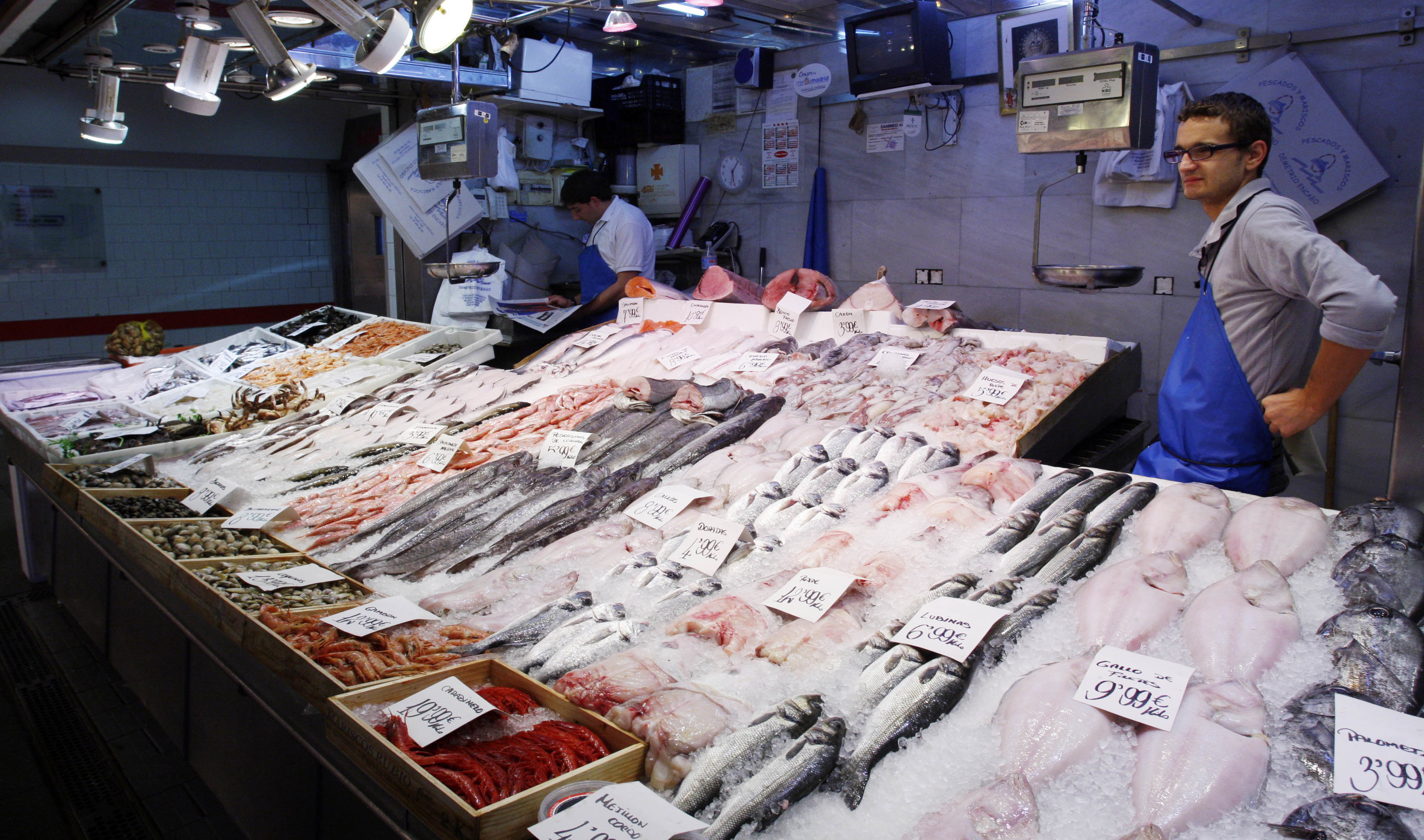 Pescadería en el mercado de Ventas, Madrid