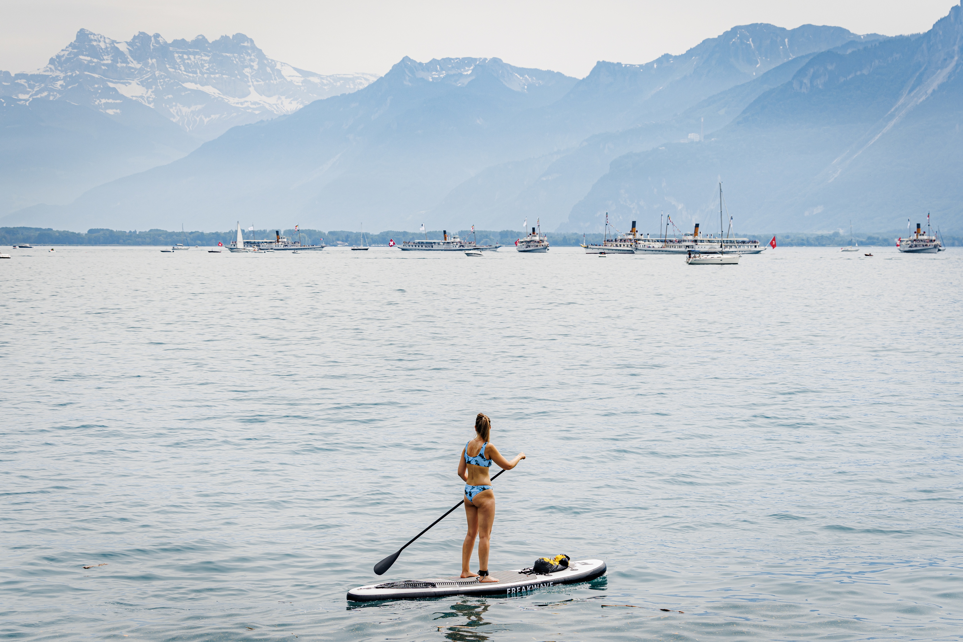 Una mujer en barca en el lago Lemn de Ginebra. AP