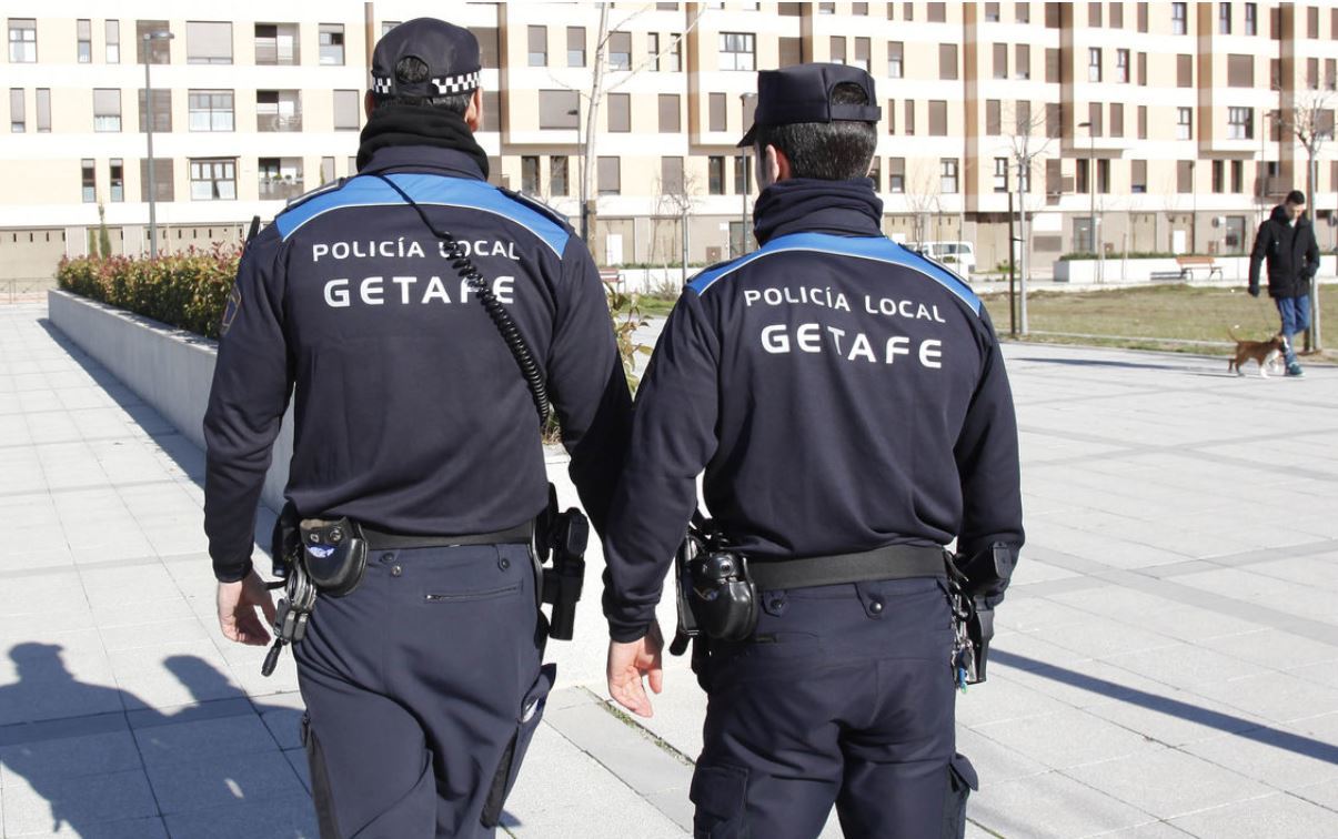 Dos policas locales de Getafe.