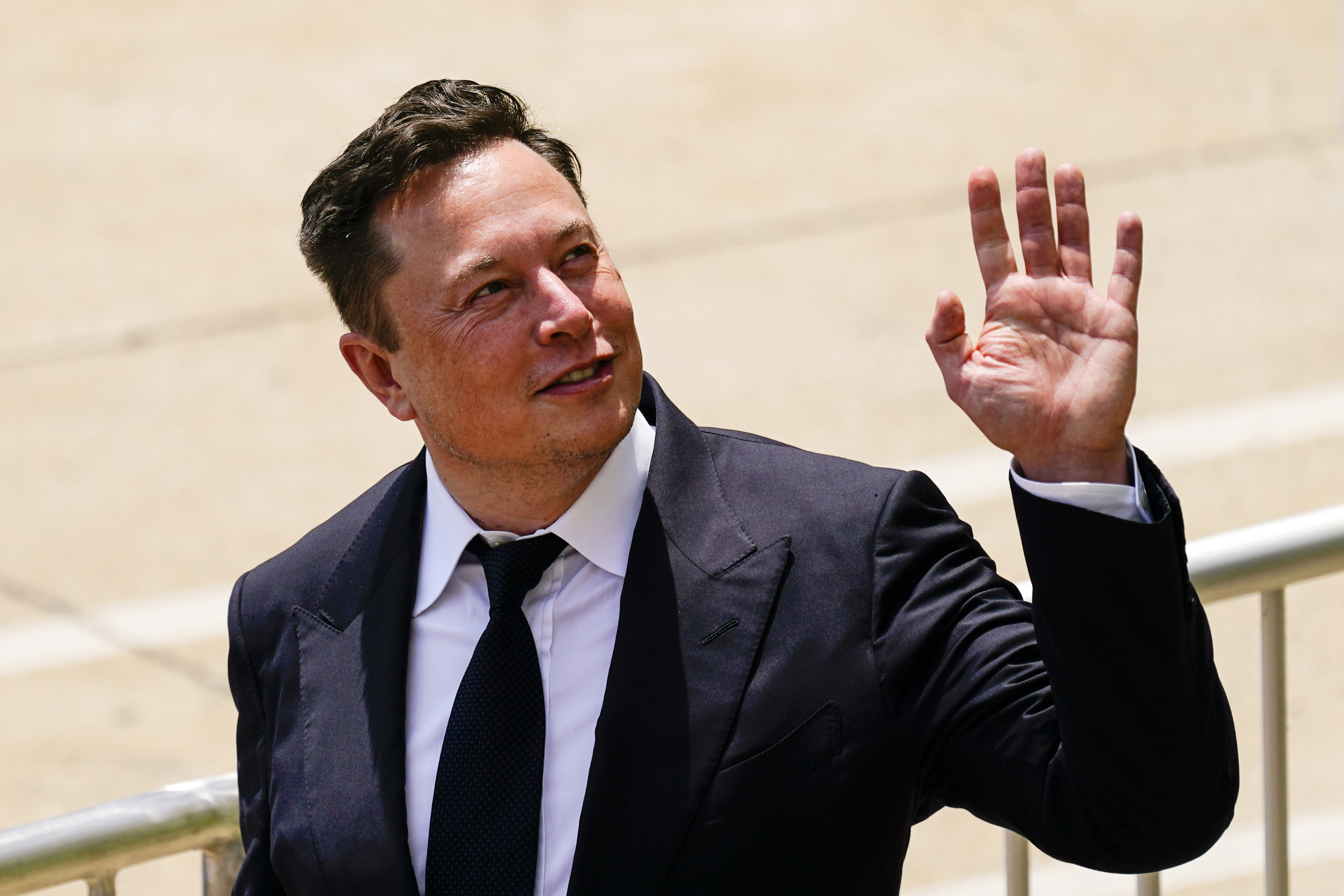 Elon Musk quiere recortar la plantilla de Tesla un 10% y paraliza las nuevas contrataciones