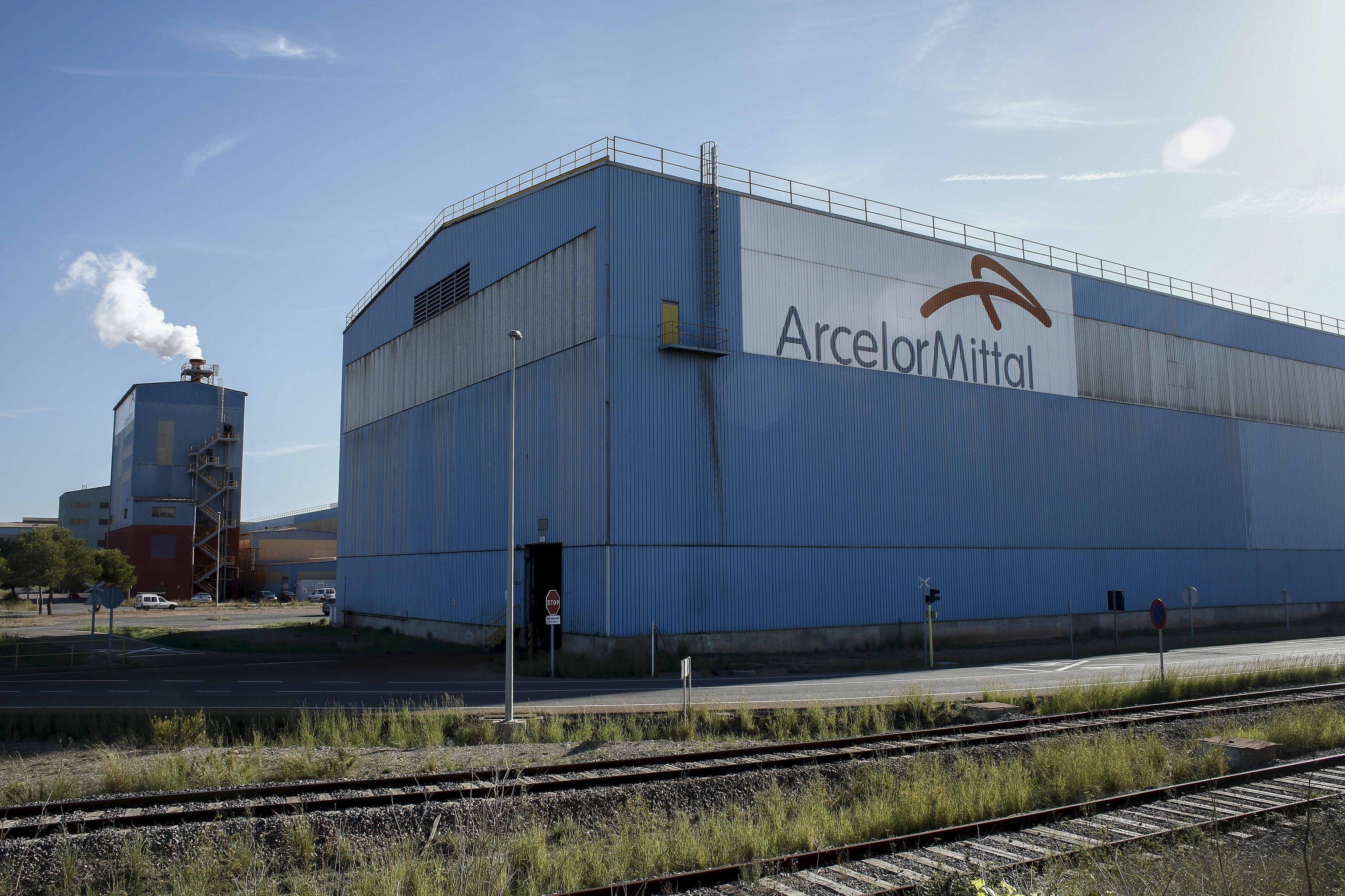 Acerinox y Aperam (antes ArcelorMittal) confirman «conversaciones muy preliminares» para estudiar una fusión