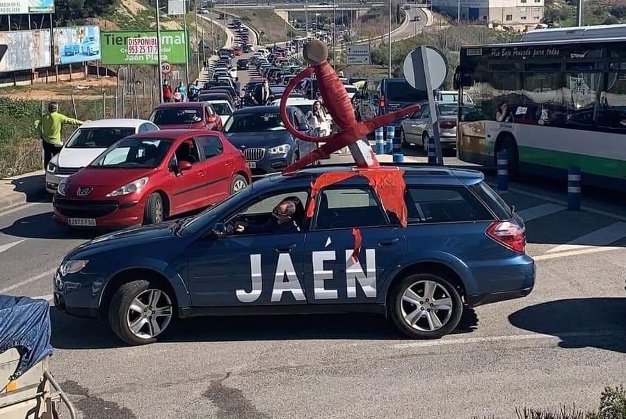 Un vehículo de Jaén Merece Más en una protesta en Jaén.
