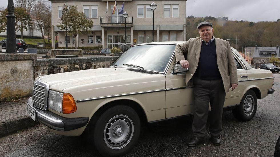 Ángel Dacasa, ya jubilado, en Avión, con su Mercedes, el coche que tuvo.