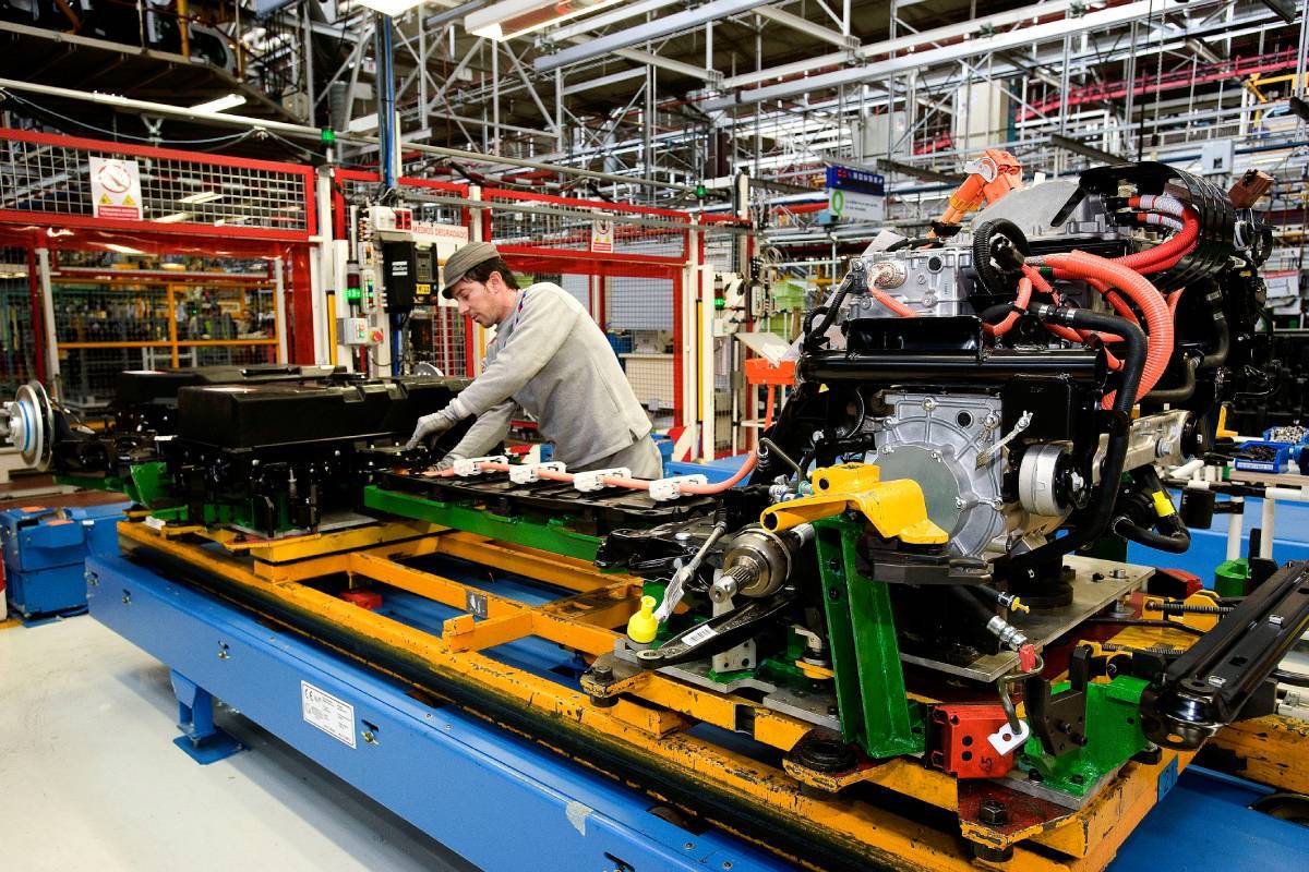 La zona de montaje de baterías de los vehículos eléctricos de PSA Peugeot-Citroën en su  factoría de Vigo.
