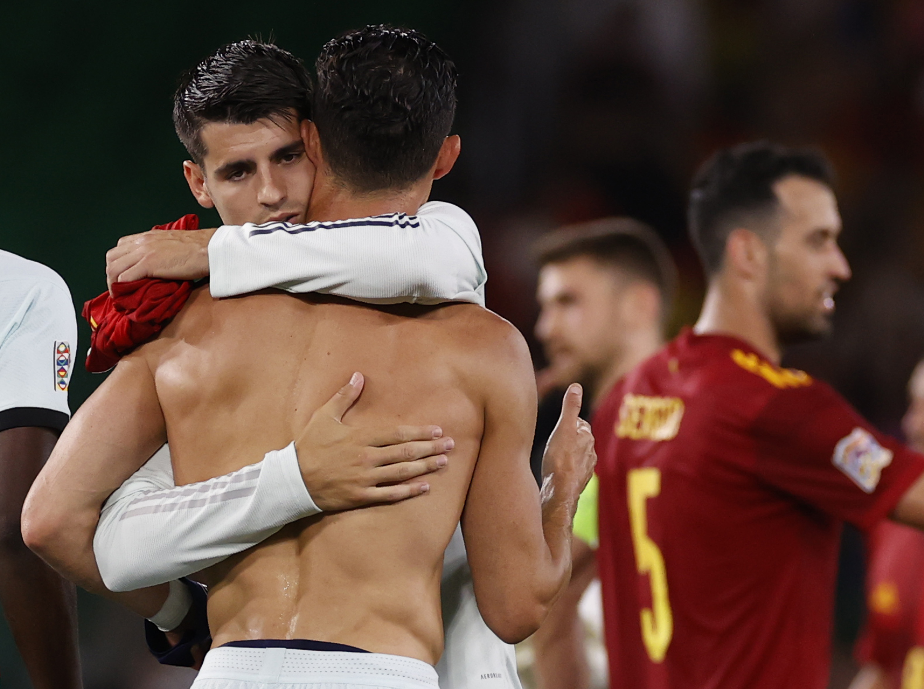 Morata abraza a Cristiano tras el partido.