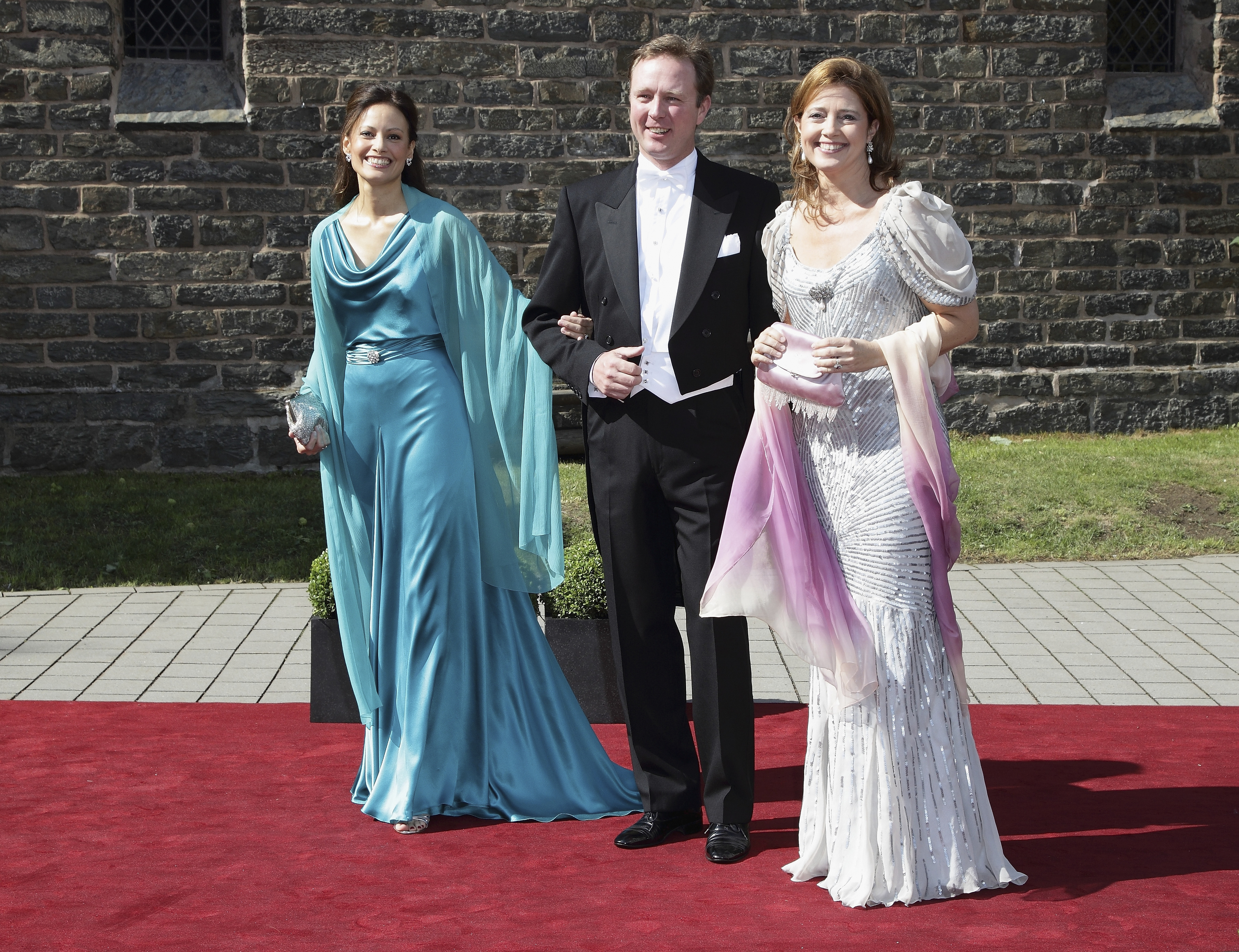 El príncipe Gustav, junto a su novia Carina Axelsson (izqda.) y su prima Alexia de Grecia, en la boda de su hermana Natalia en 2011 .