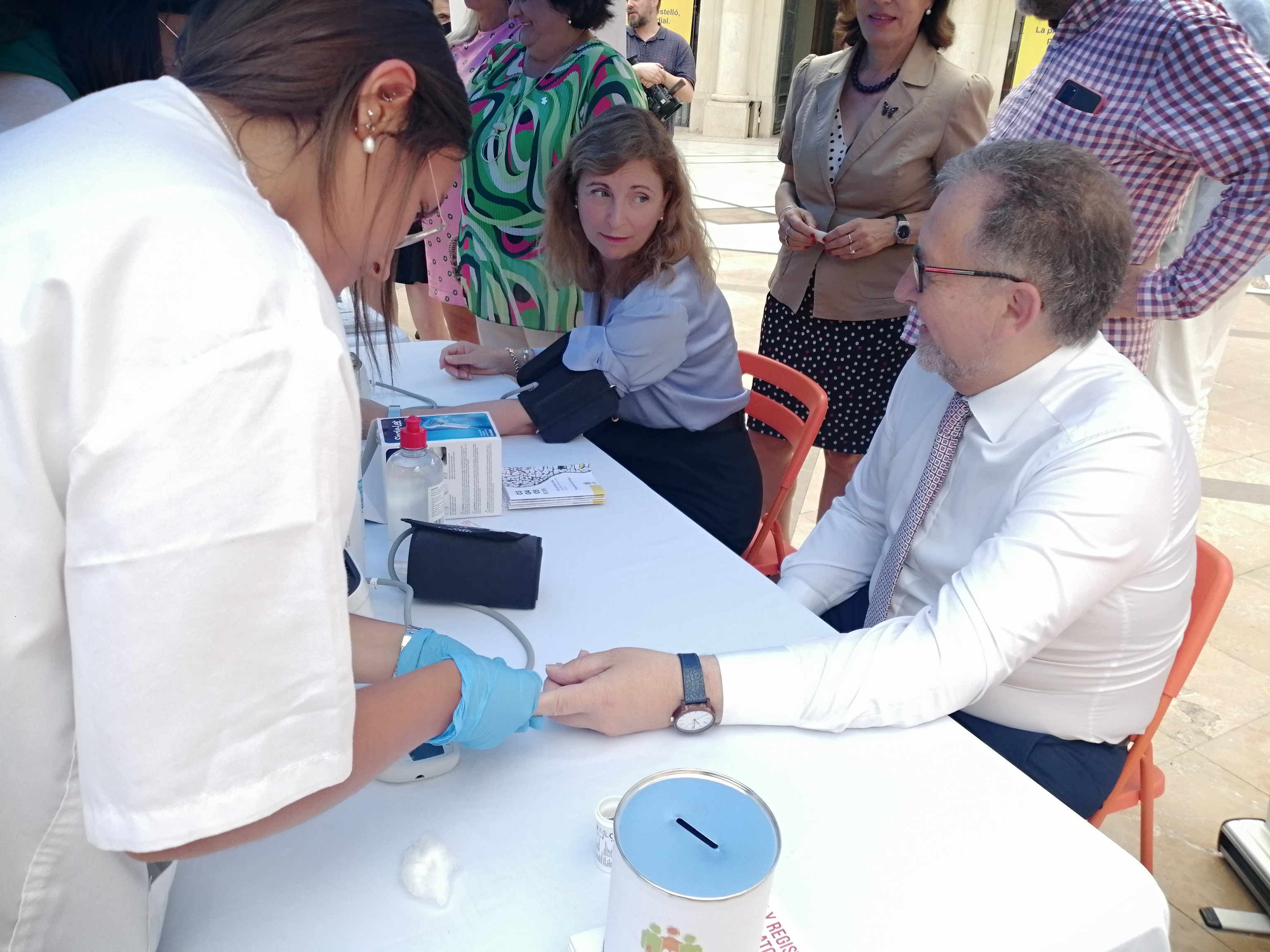 La alcaldesa Amparo Marco y el presidente provincial, Jos Mart, se realizan mediciones de tensin y glucosa