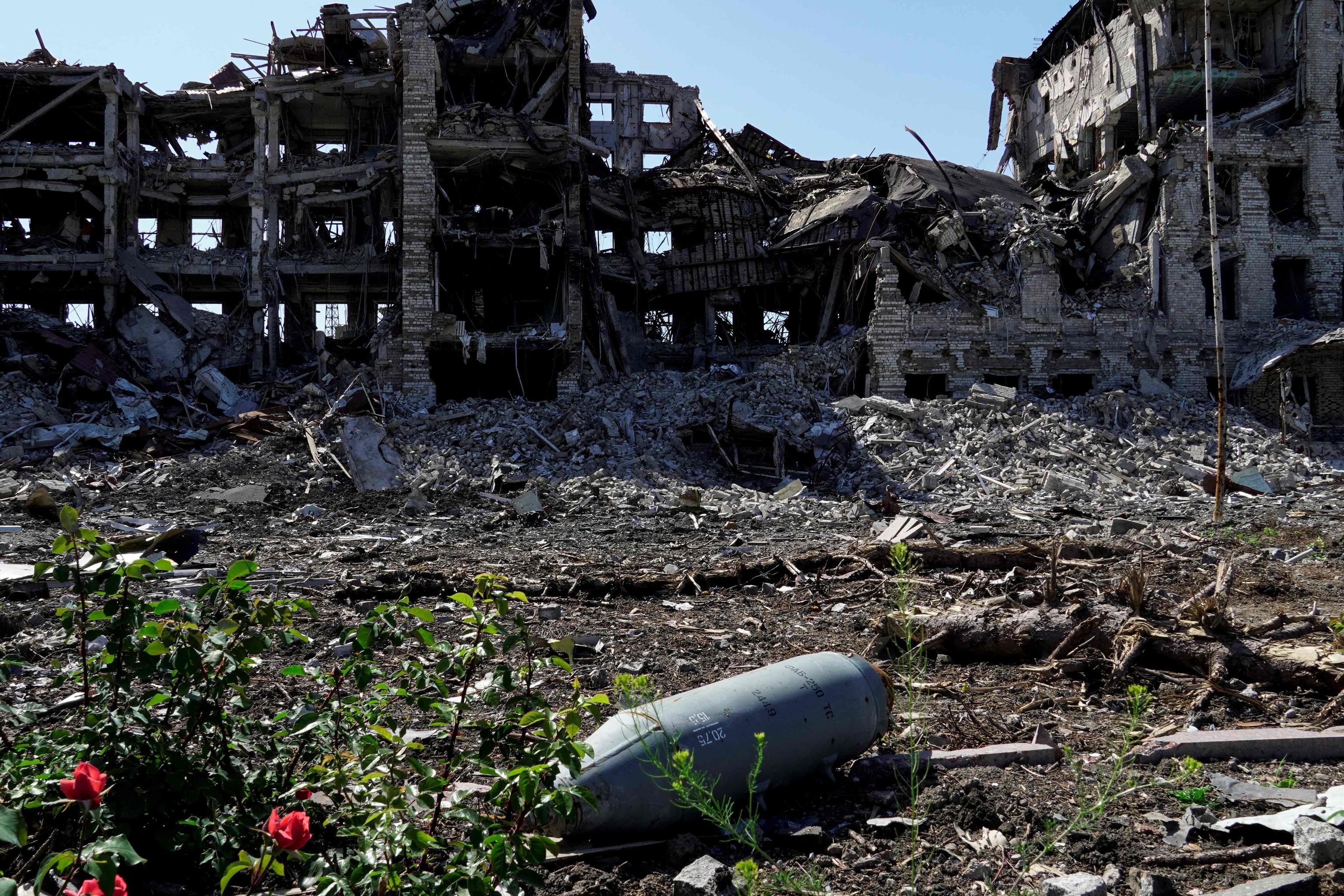 Una bomba sin explotar, en Mariupol.