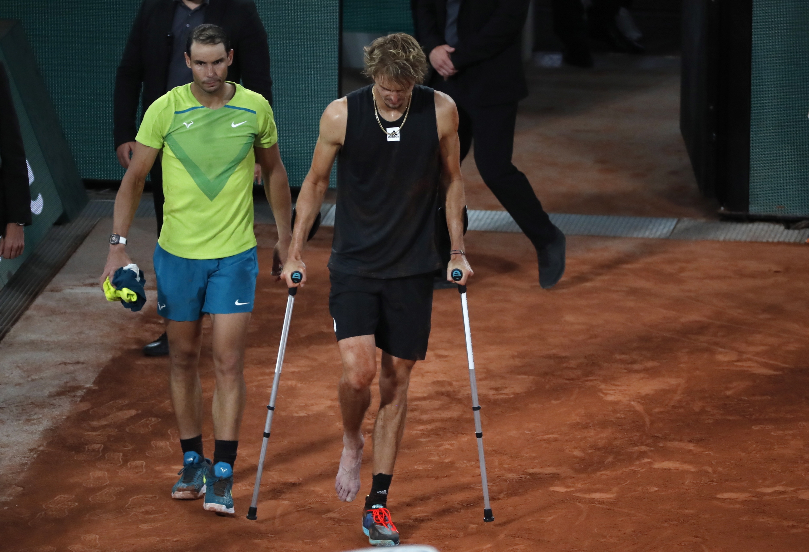 Nadal y Zverev, en la pista de Roland Garros.
