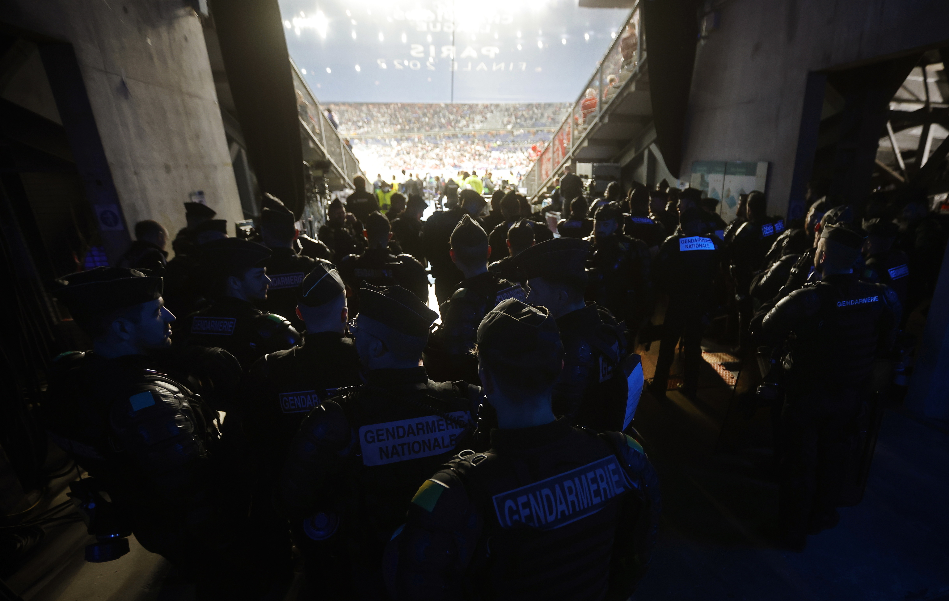 Policas en Saint Denis durante la final entre Liverpool y Real Madrid.