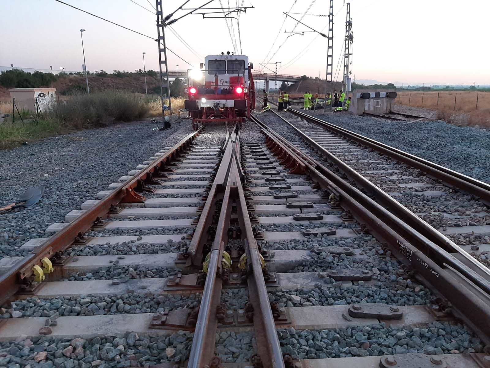 Operarios trabajan en el trazado ferroviario en Castelln.