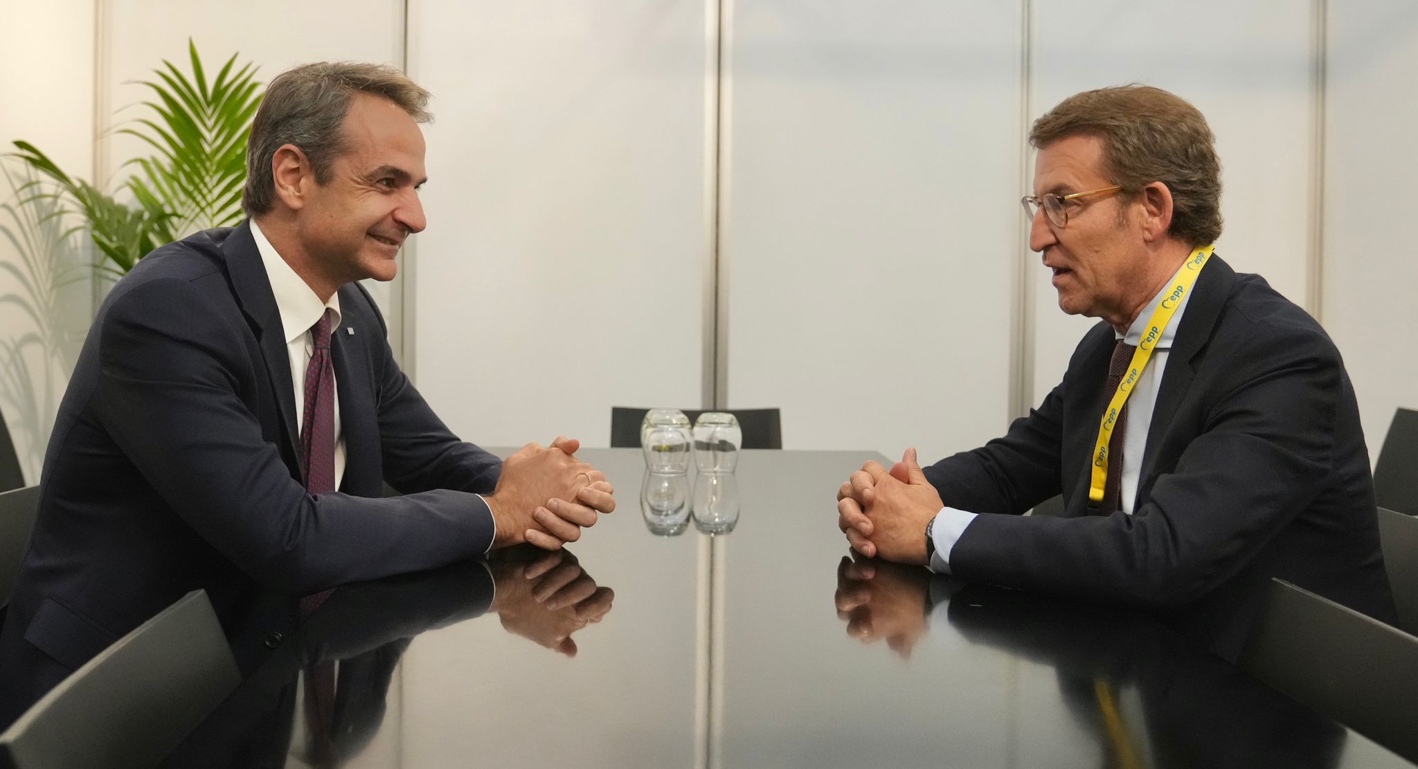 Alberto Nez Feijo conversa con el primer ministro griego, Kyriakos Mitsotakis.