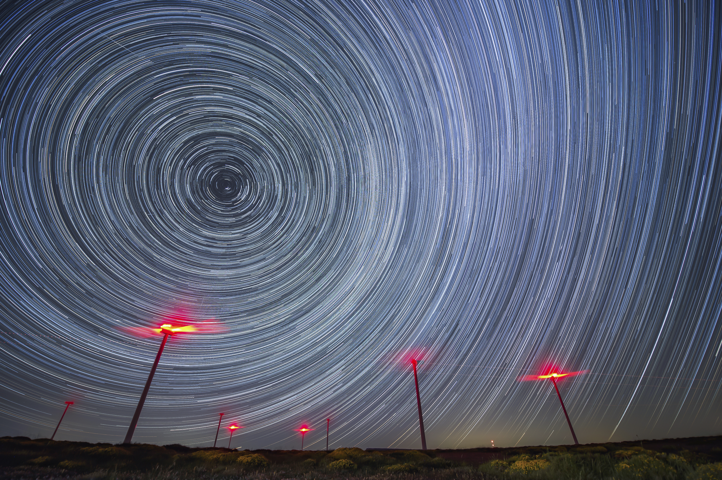 Estrellas circumpolares y molinos de viento en Cantabria.