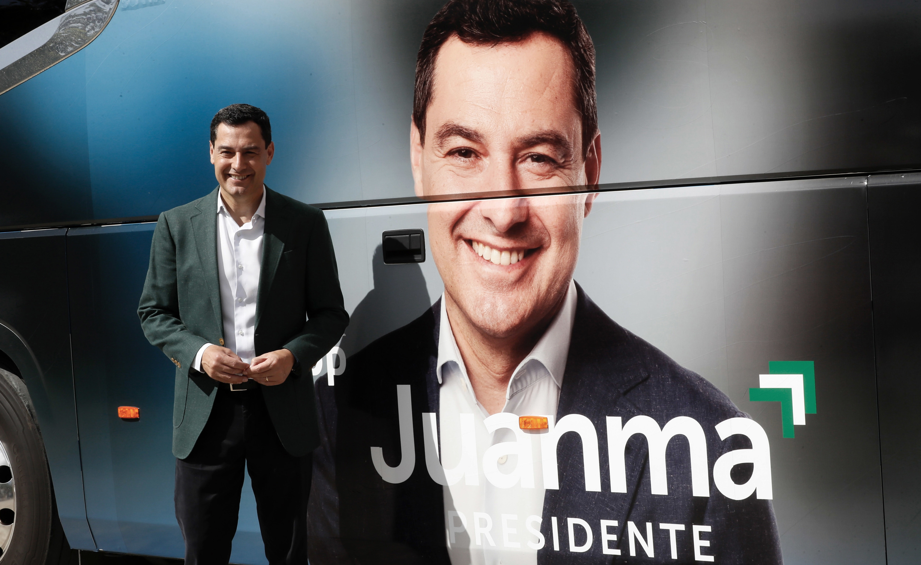 The 'popular' Juanma Moreno next to a car from his campaign