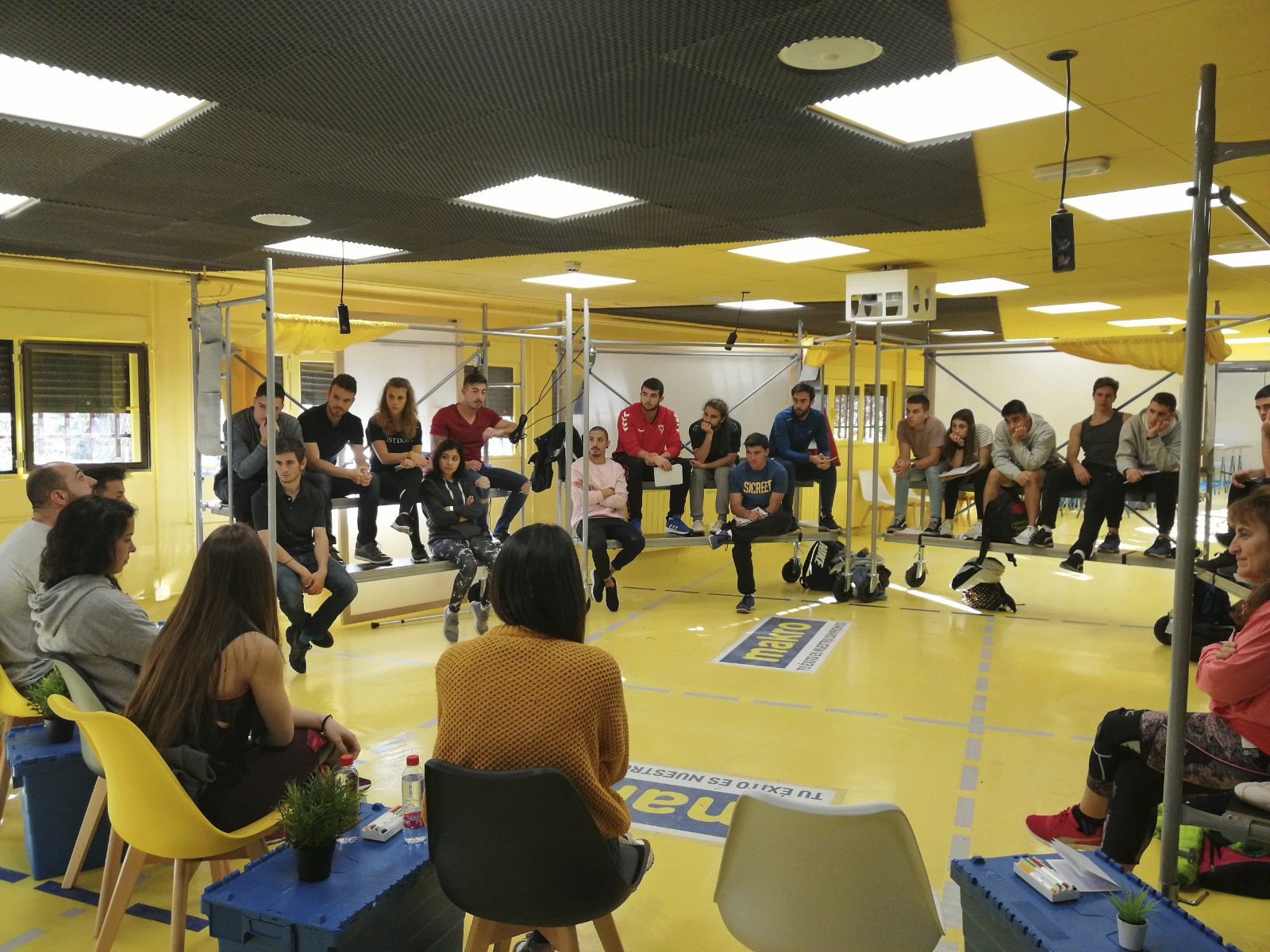 Varios grupos interactan en el Aula de Emprendimiento del IES Ciudad Escolar.
