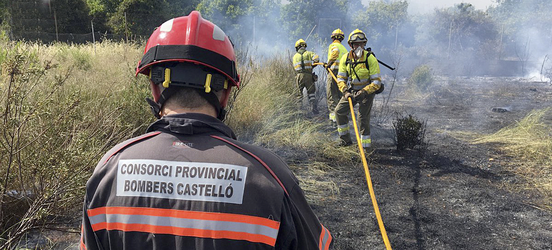 Bomberos del Consorcio Provincial sofocan un incendio forestal.