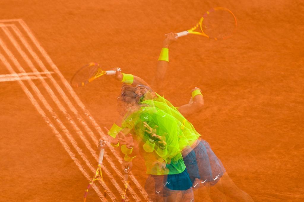 Rafa Nadal saca en Roland Garros.