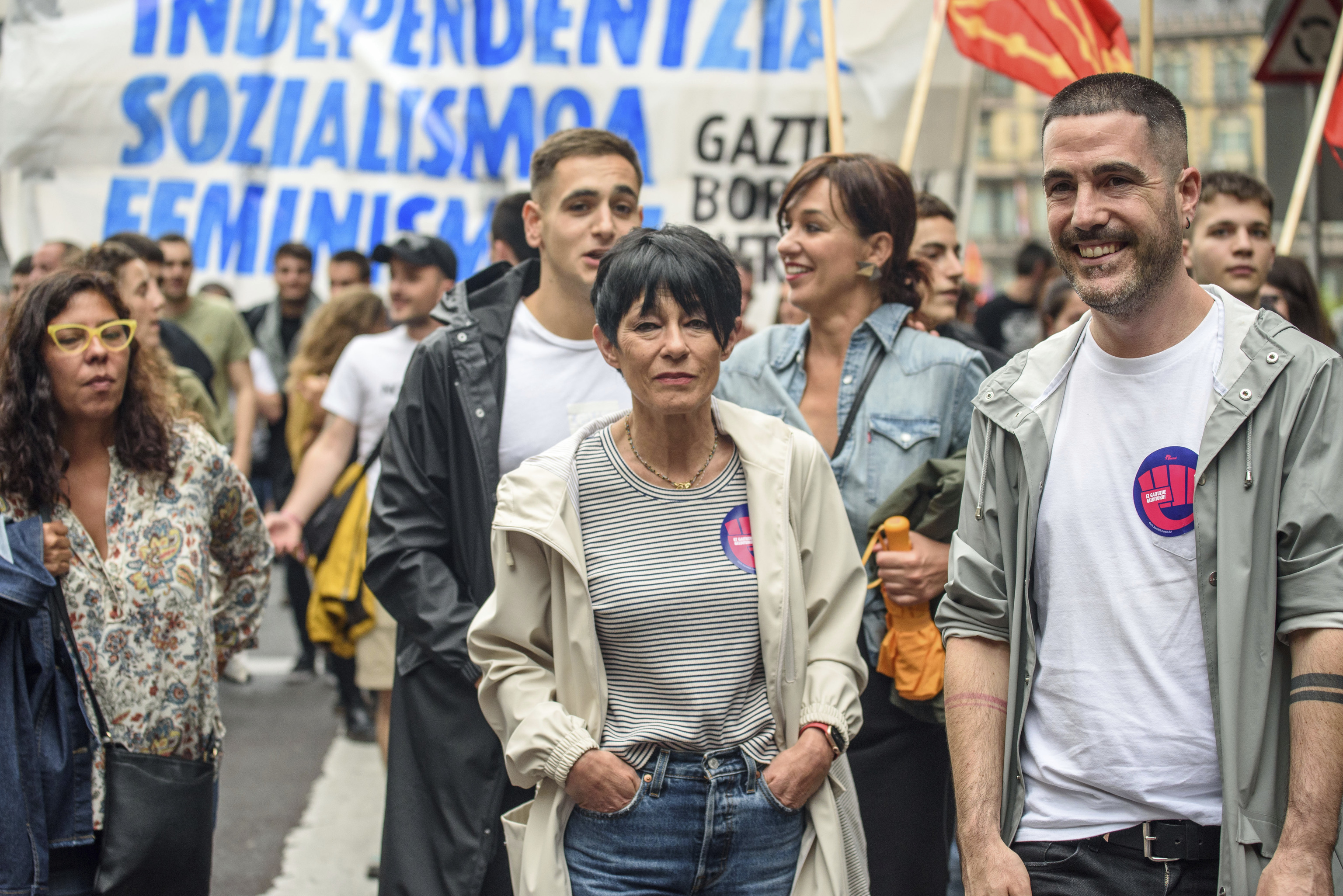 Los parlamentarios Maddalen Iriarte e Ikoitz Arrese durante la marcha organizada por Ernai en Bilbao.