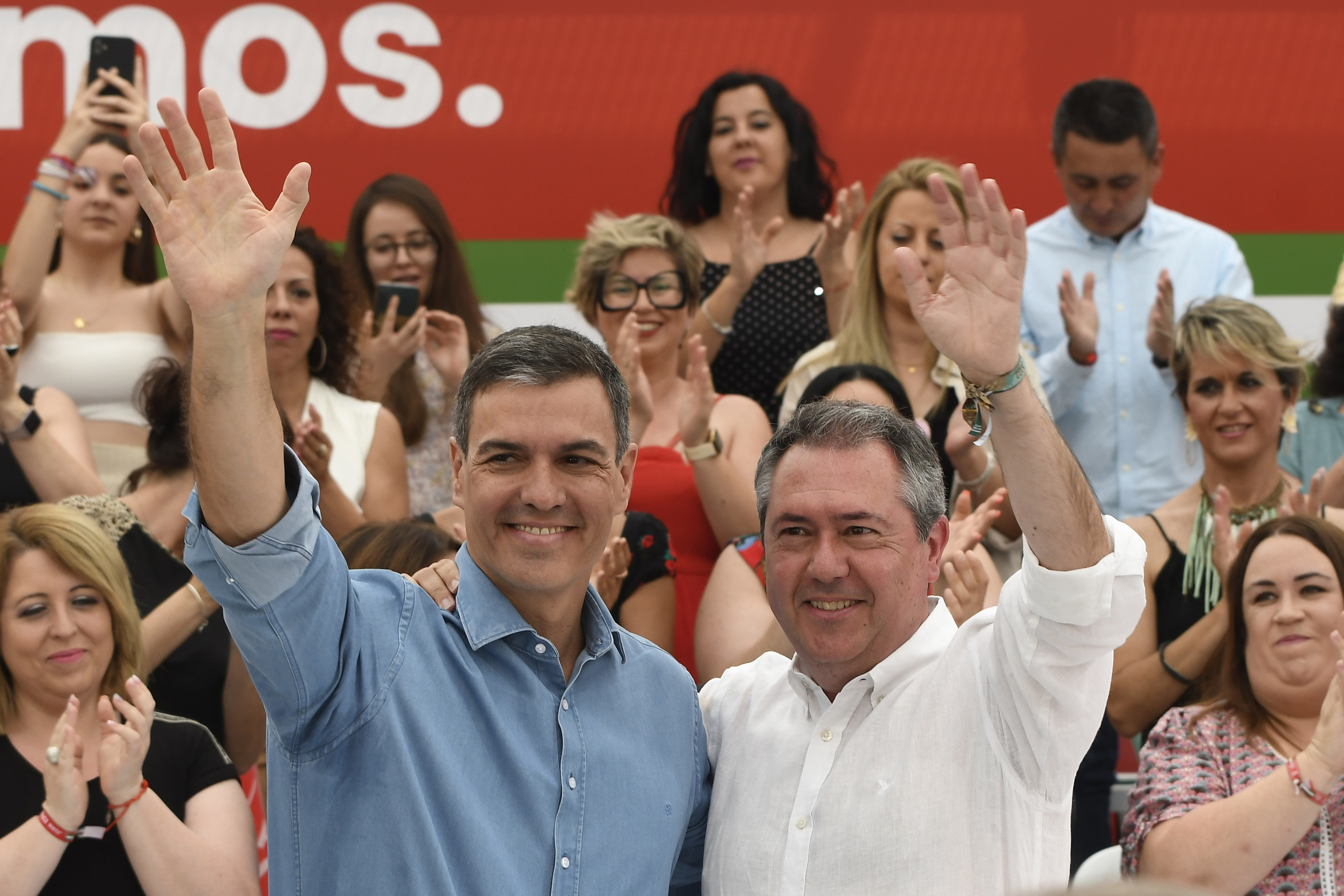 Pedro Sánchez saluda esta sábado a los asistentes al mitin del PSOE con el candidato a la Junta, Juan Espadas.