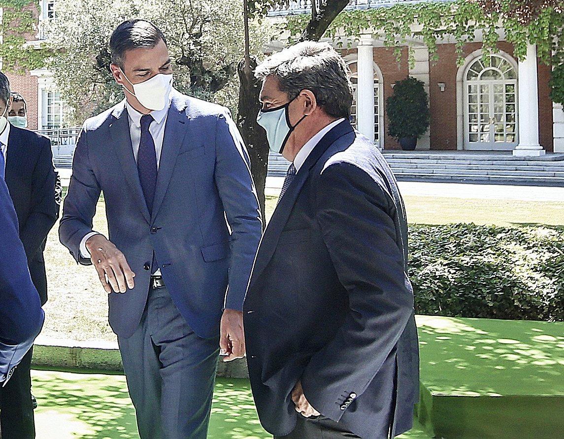 El presidente del Gobierno, Pedro Sánchez, y el ministro de Inclusión, José Luis Escrivá, el pasado año en la firma de la primera reforma del sistema de pensiones