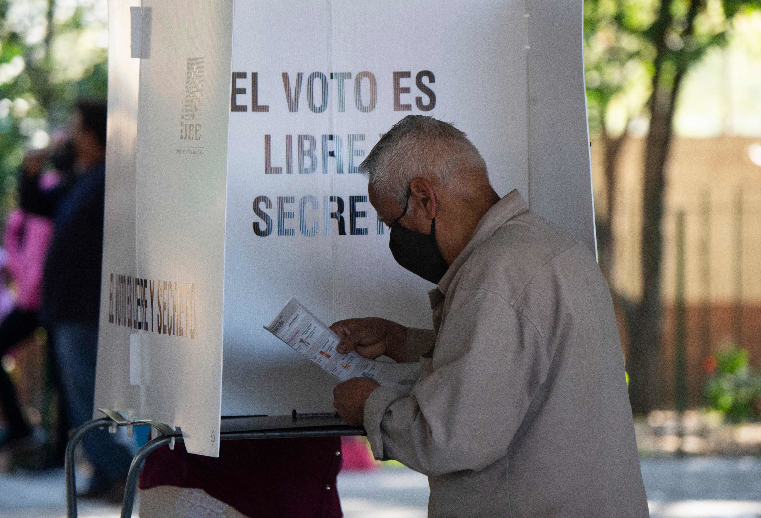 A man votes in Tizayuca (M