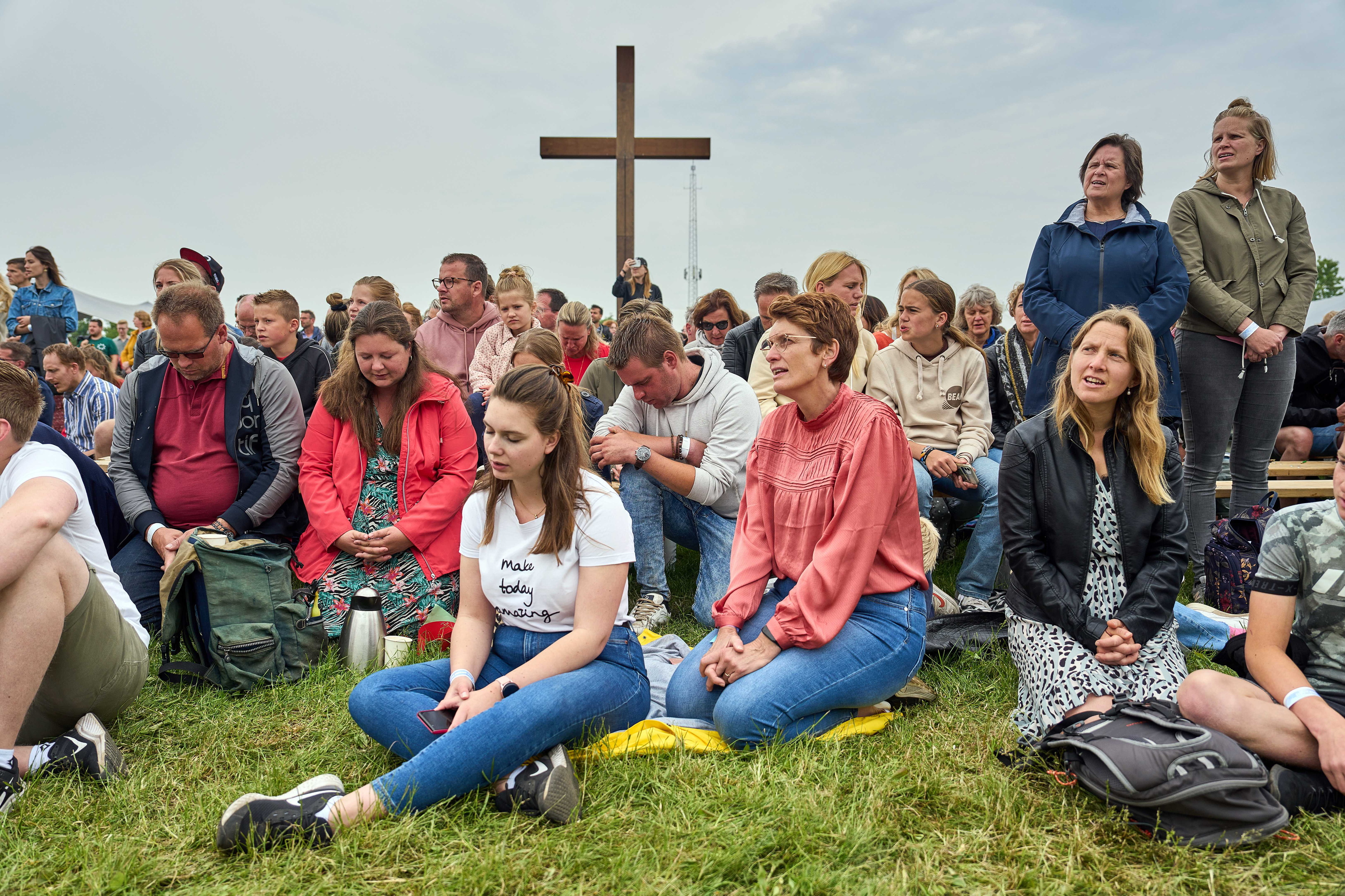 Cientos de personas rezan en Biddinghuizen, Pases Bajos, en Pentecosts.