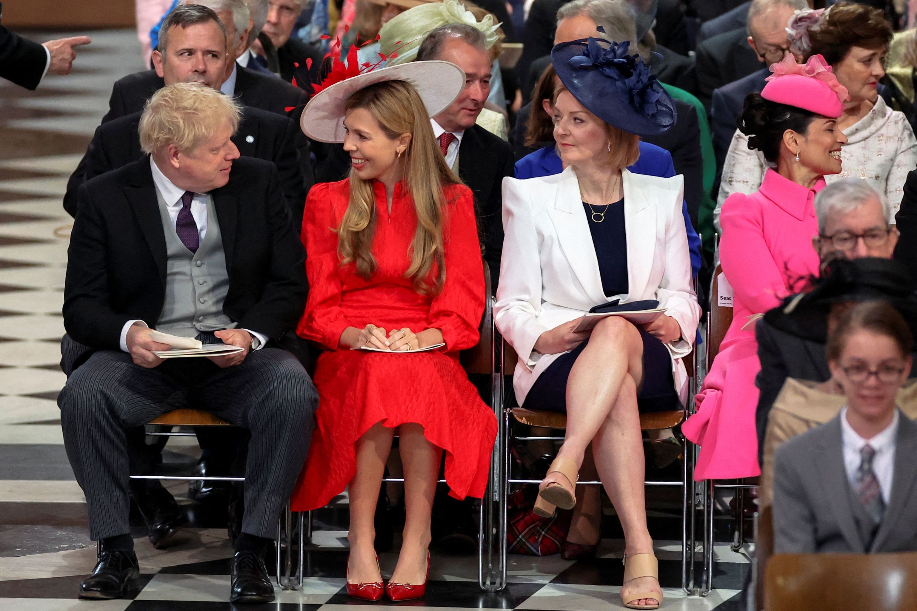 Boris Johnson y su esposa Carrie (centro), junto a LizTruss (de blanco).