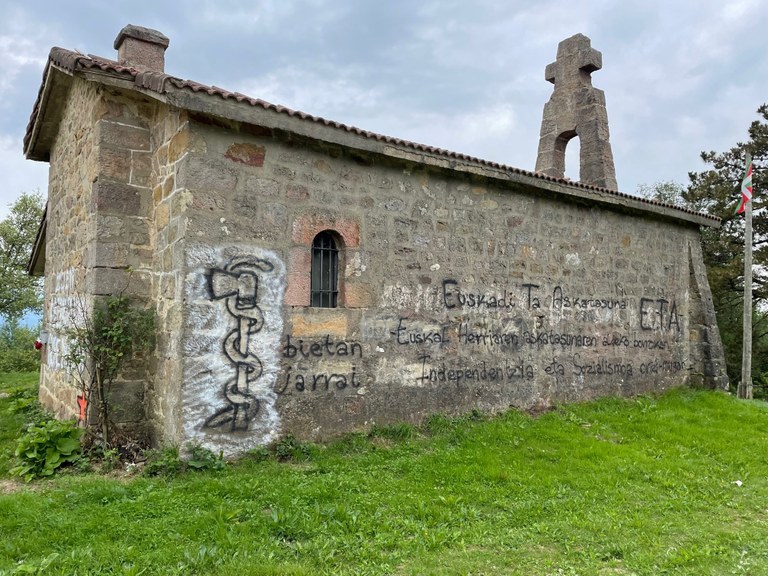 Pintada del anagrama de ETA en la iglesia romnica situada en el alto de Bizkargi en Amorebieta.