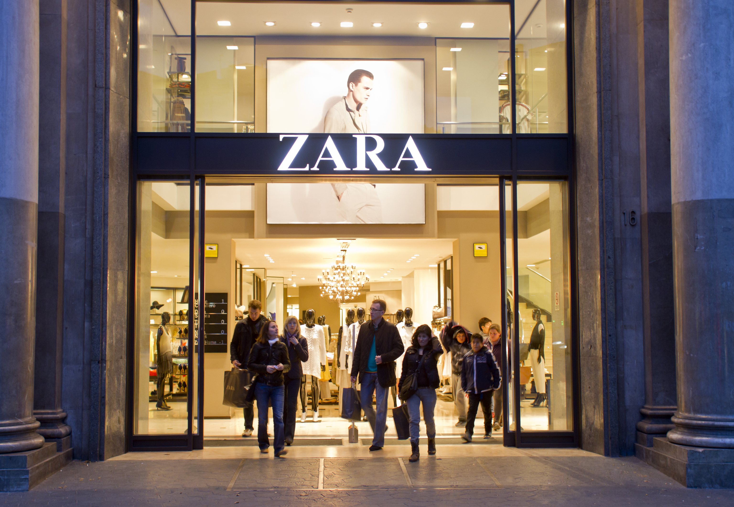 Acceso principal a una tienda de la marca Zara del grupo Inditex.