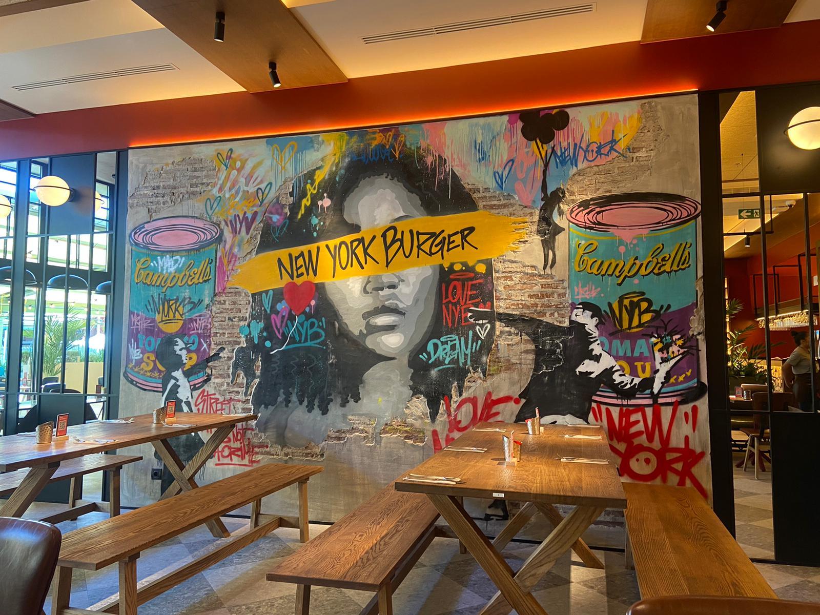 Grafiti de Tato Repetto en el nuevo local de New York Burger, en Parquesur.