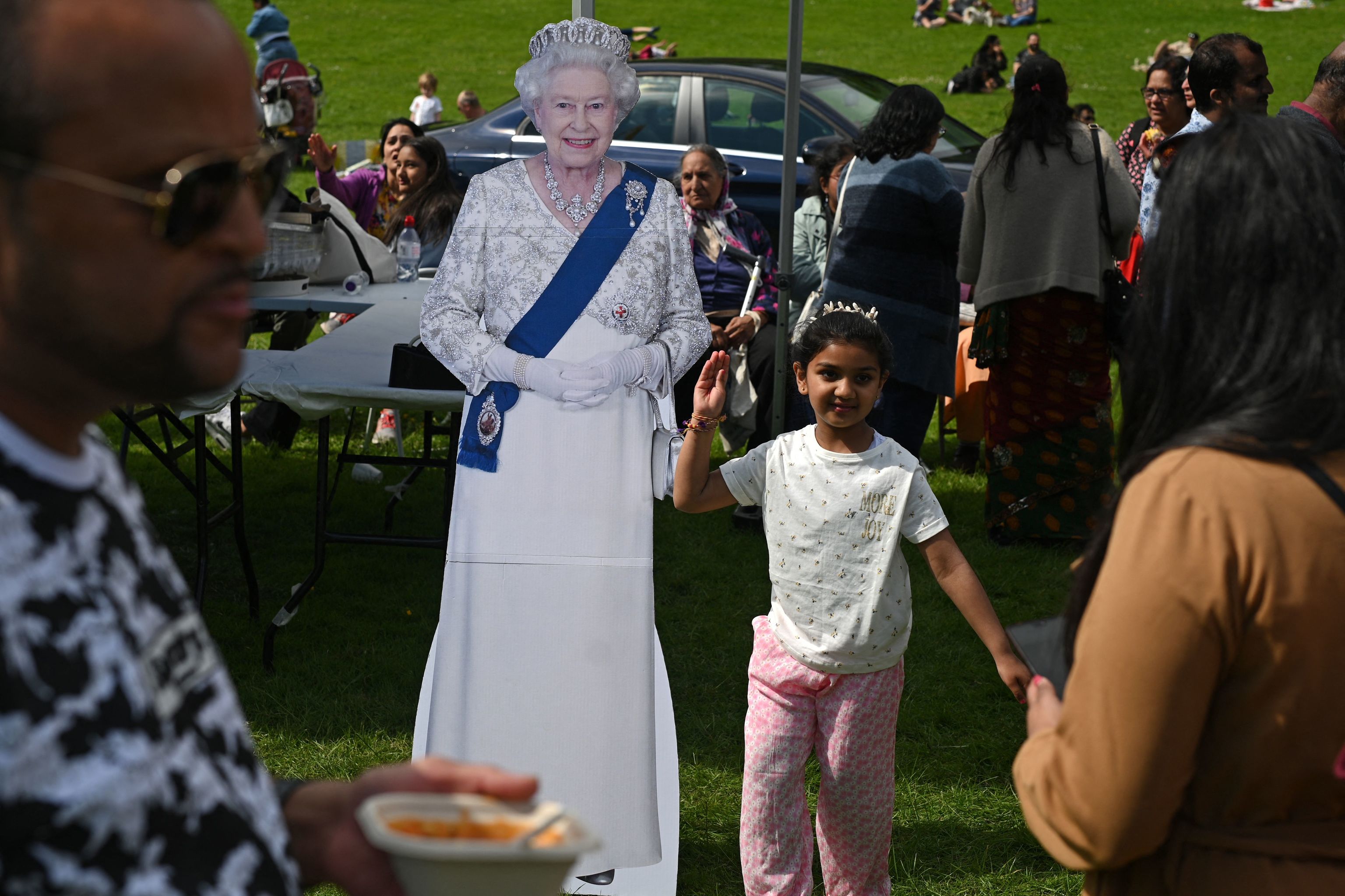 Una nia posa con una imagen de Isabel II en Preston.