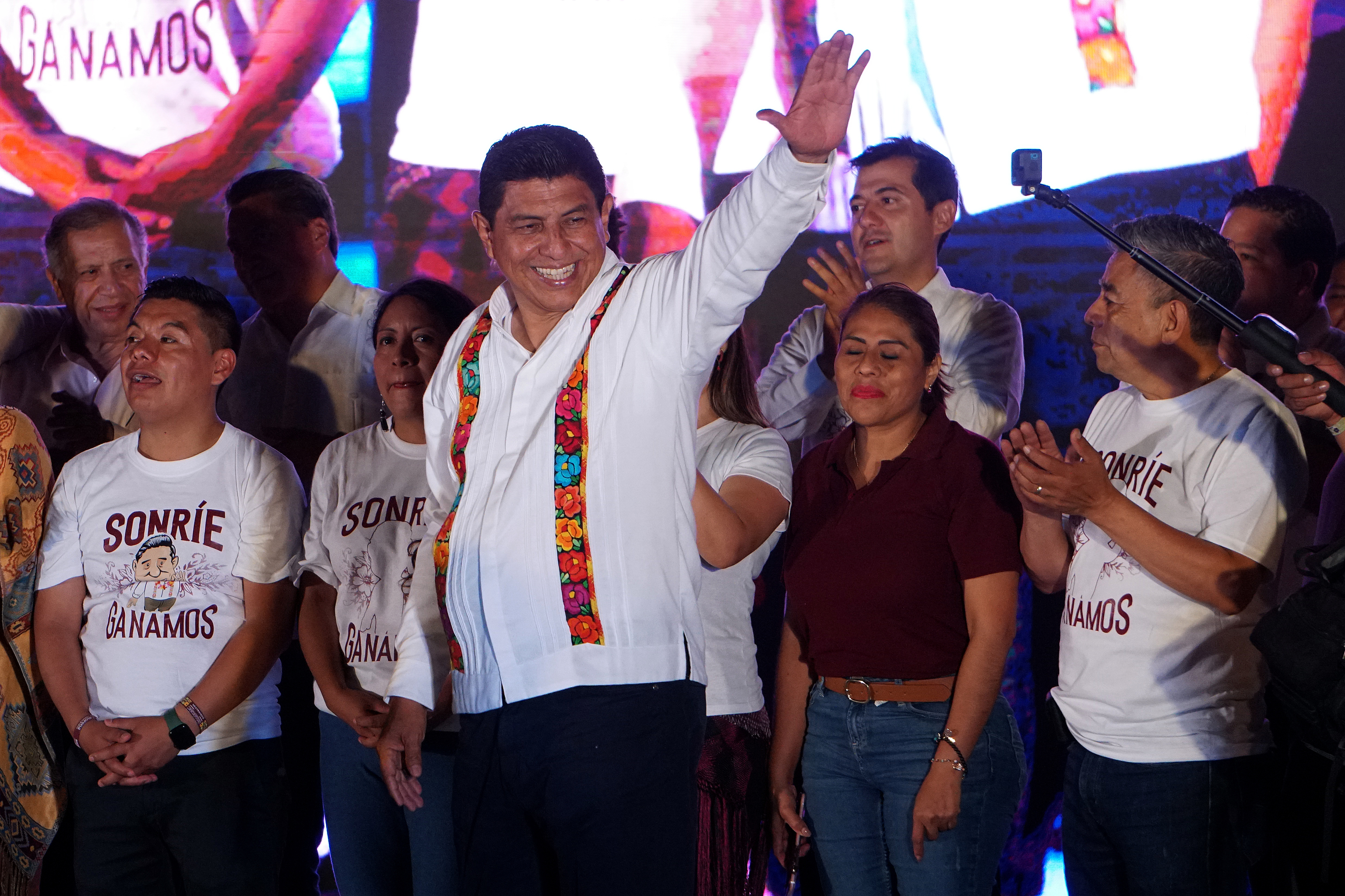 Salomón Jara, candidato de Morena a la gobernación de Jara, celebra su triunfo en las elecciones.