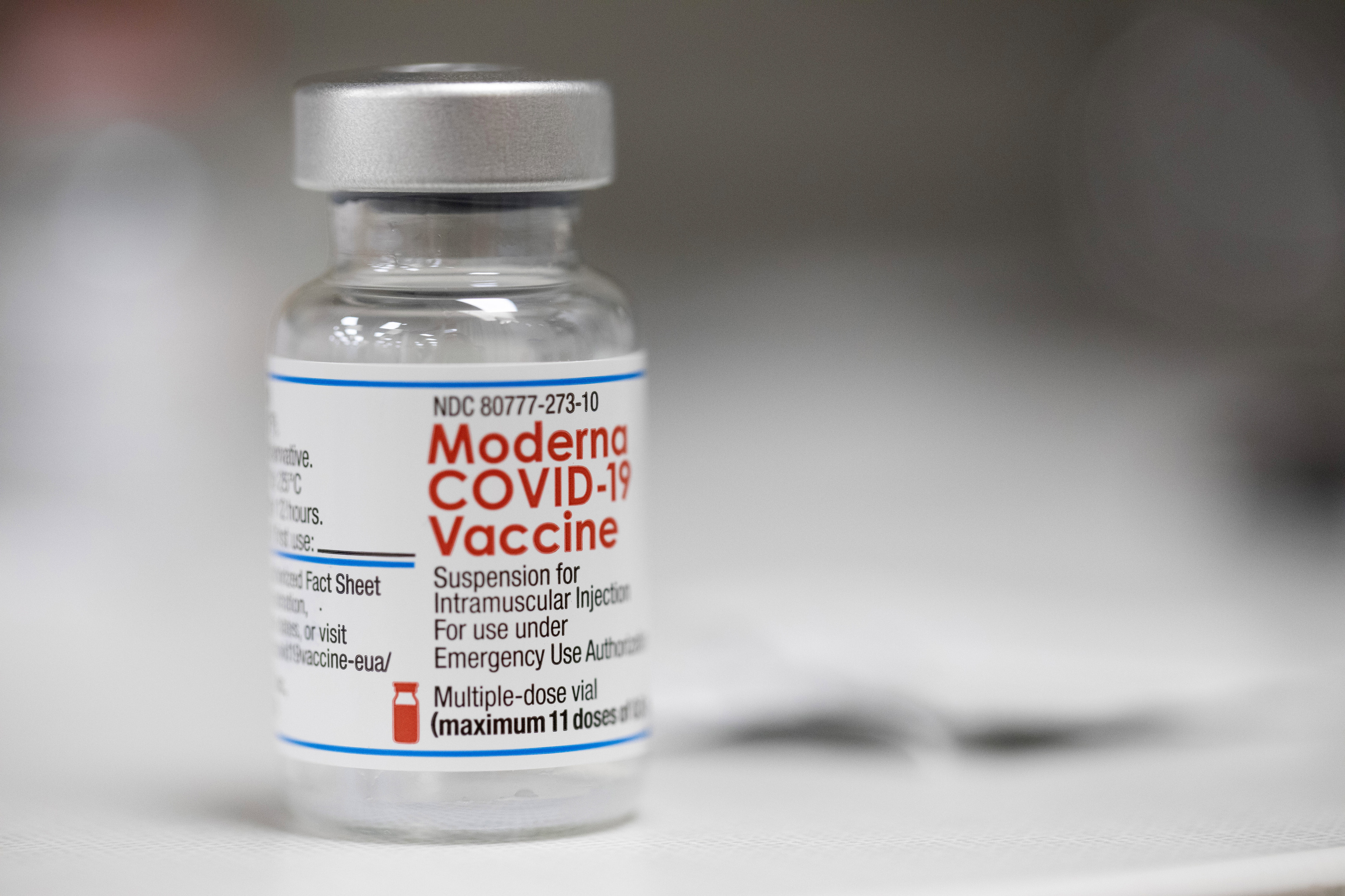Un vial de la vacuna de Moderna contra el coronavirus.