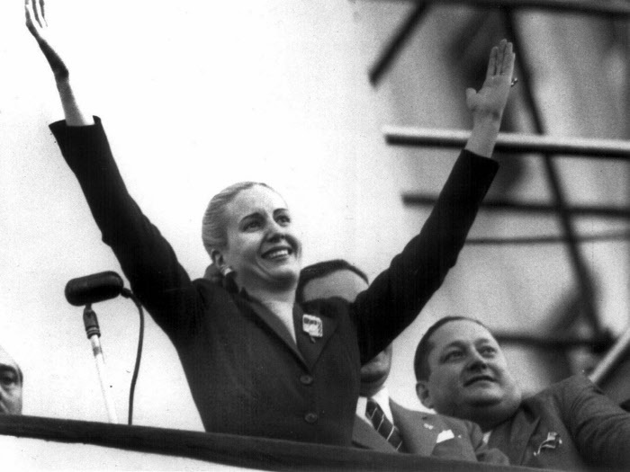 Foto de octubre de 1951 de la primera dama argentina Evita, saludando a la multitud en un acto en Buenos Aires.